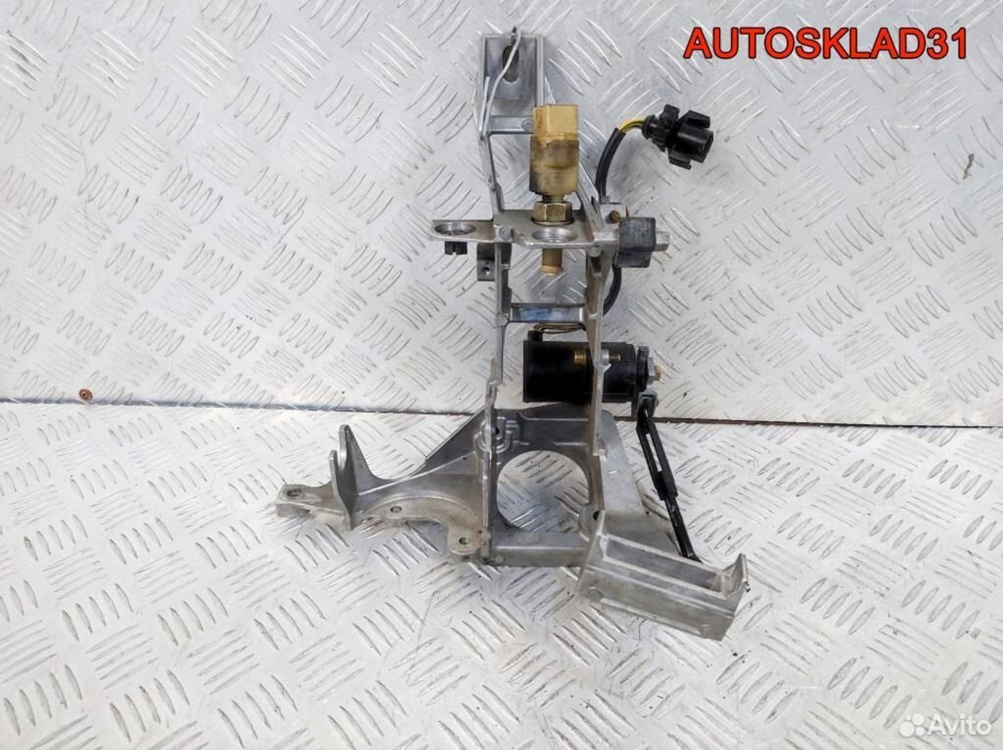 Кронштейн педали Volkswagen Passat B5 8D1721117E, 1100 рублей, Дубовое