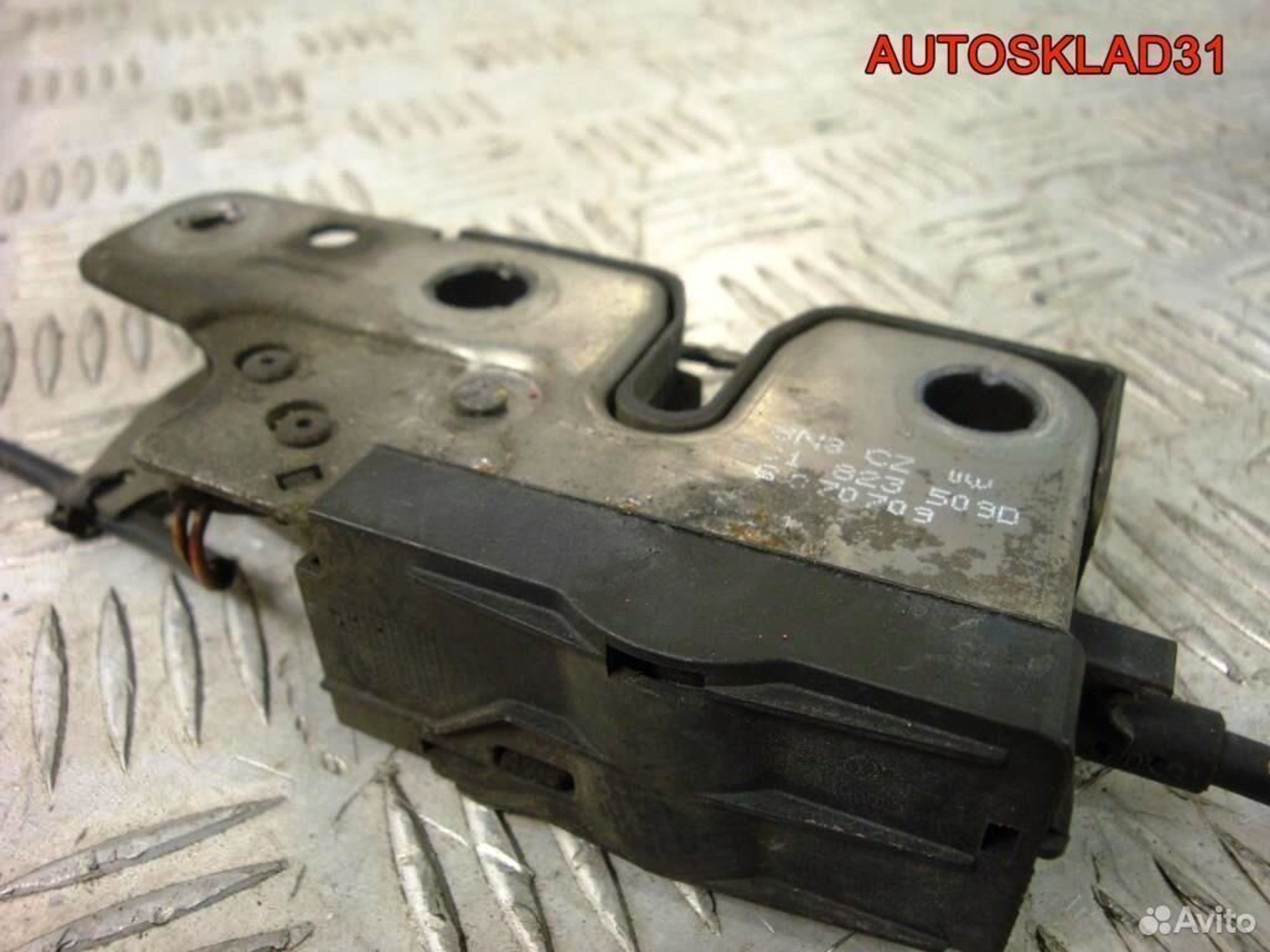 Замок капота Volkswagen Passat B6 3C1823509D, 1700 рублей, Дубовое