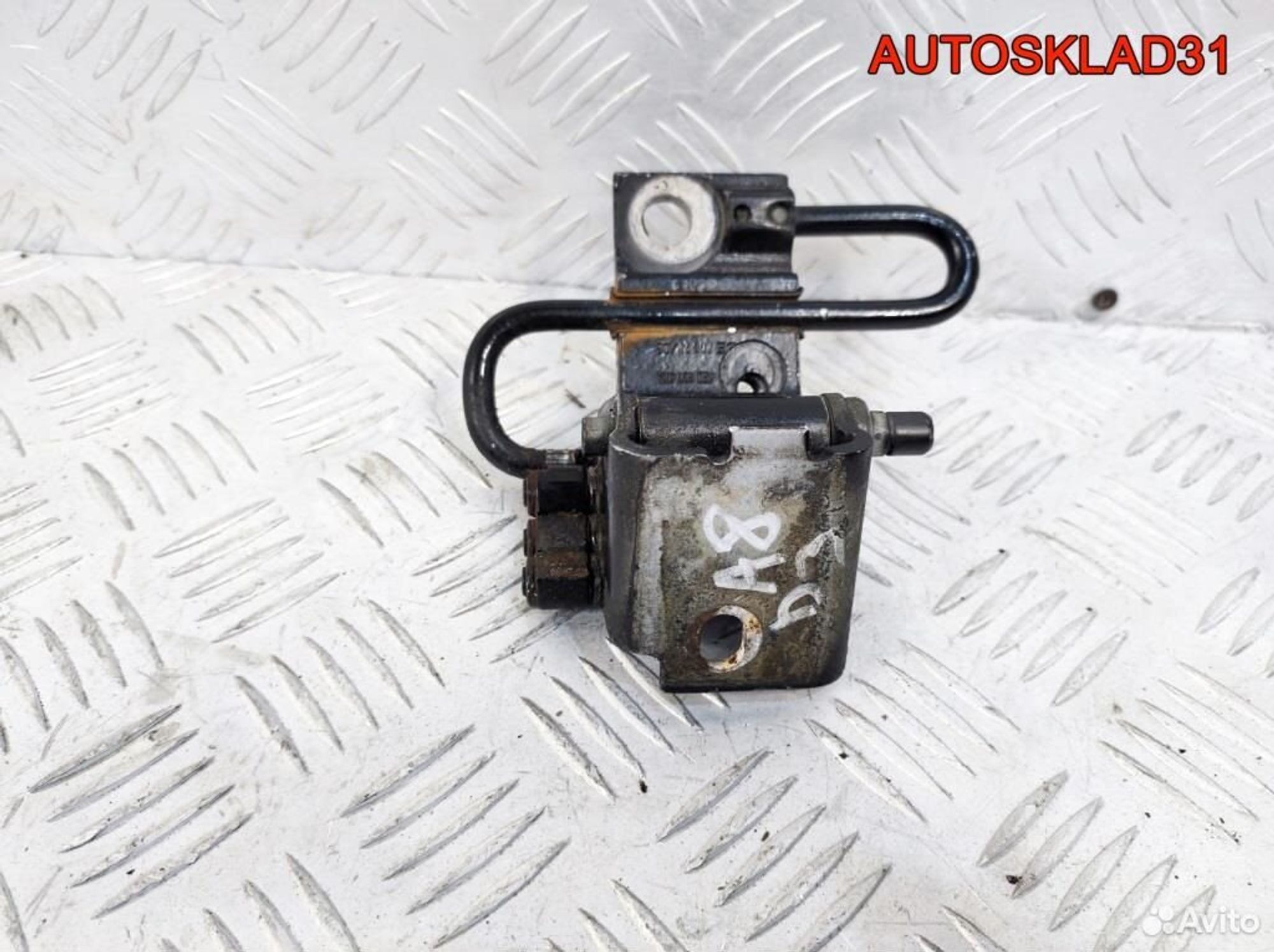 Петля двери передней левой Audi A8 D3 4E0831411A, 1700 рублей, Дубовое