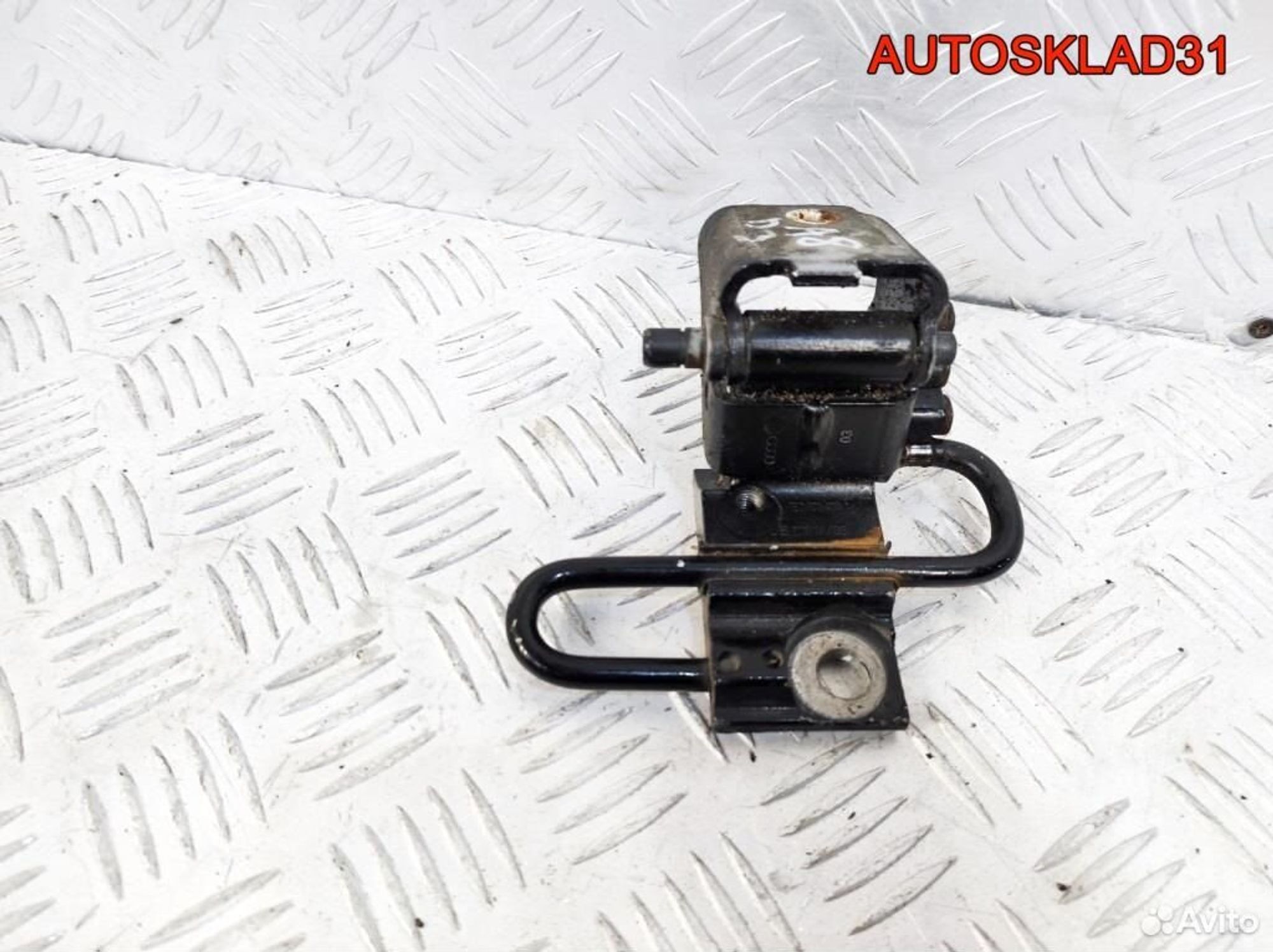 Петля двери передней левой Audi A8 D3 4E0831411A, 1700 рублей, Дубовое