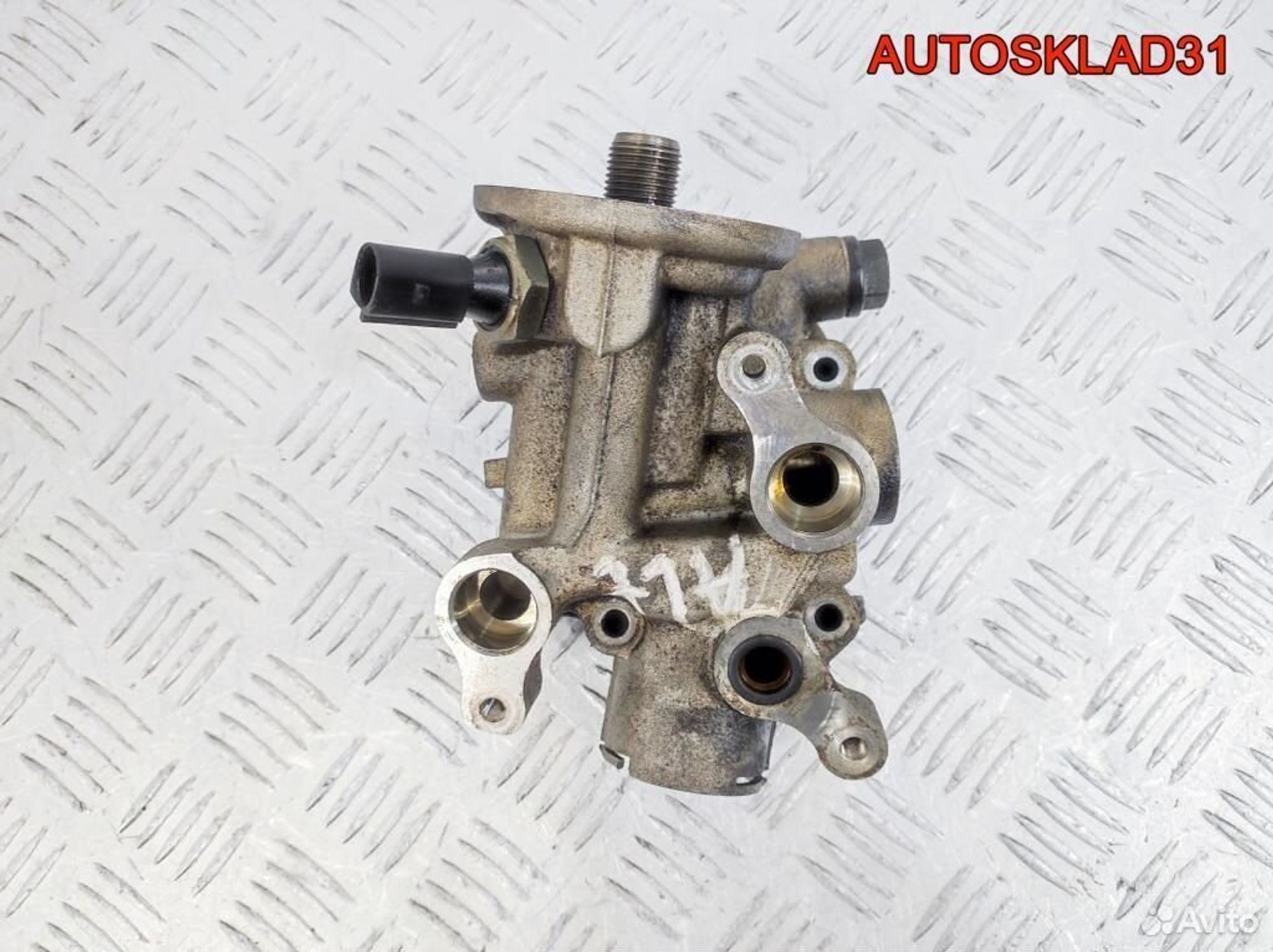Кронштейн масляного фильтра Audi A4 B7 06B115417F, 1700 рублей, Дубовое