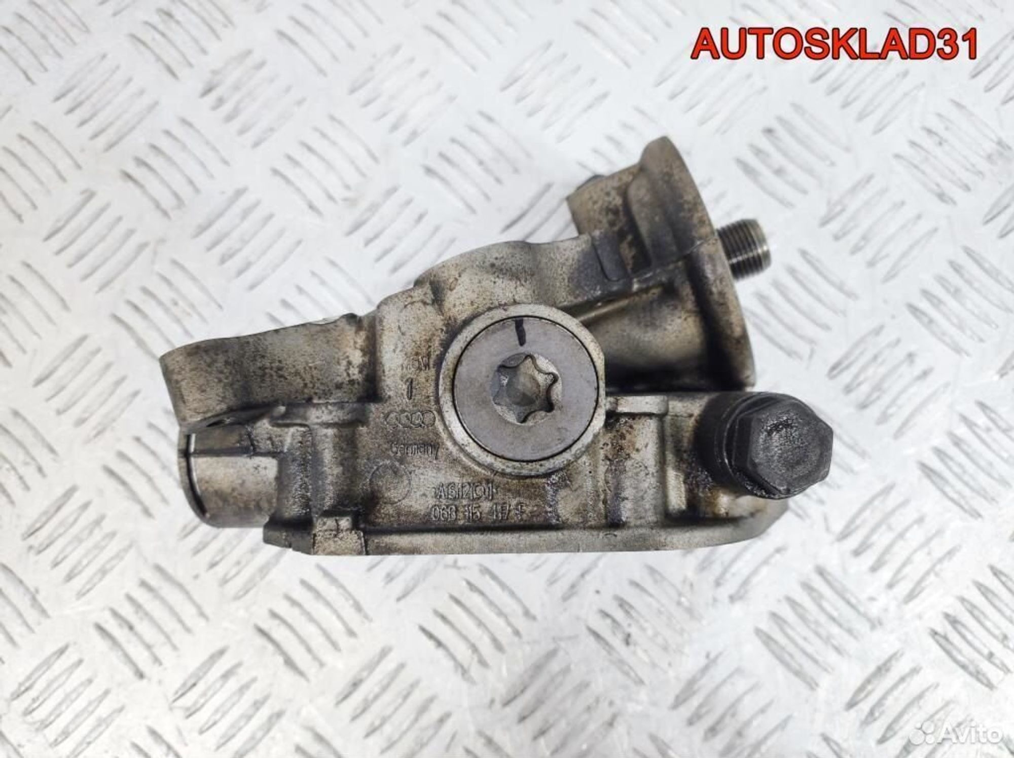 Кронштейн масляного фильтра Audi A4 B7 06B115417F, 1700 рублей, Дубовое