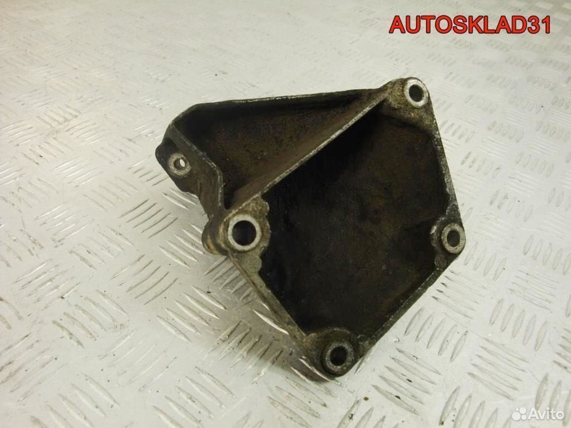 Кронштейн двигателя левый Audi A6 C5 4B0199307C, 600 рублей, Дубовое