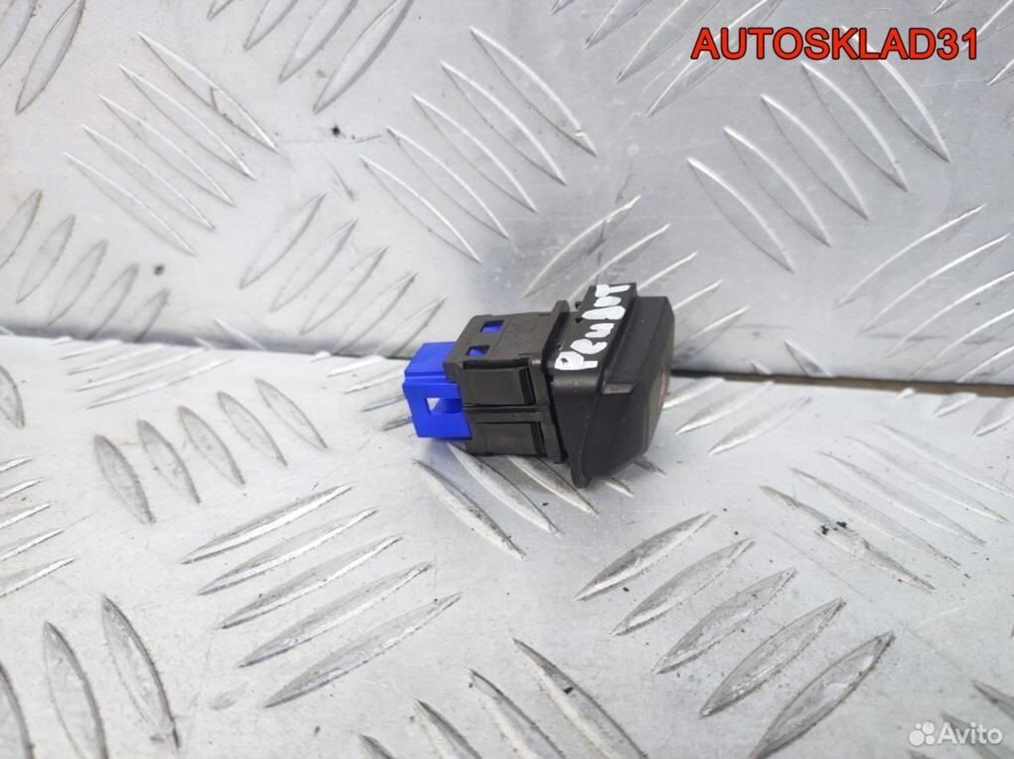 Кнопка аварийной сигнализации Peugeot 208, 600 рублей, Дубовое