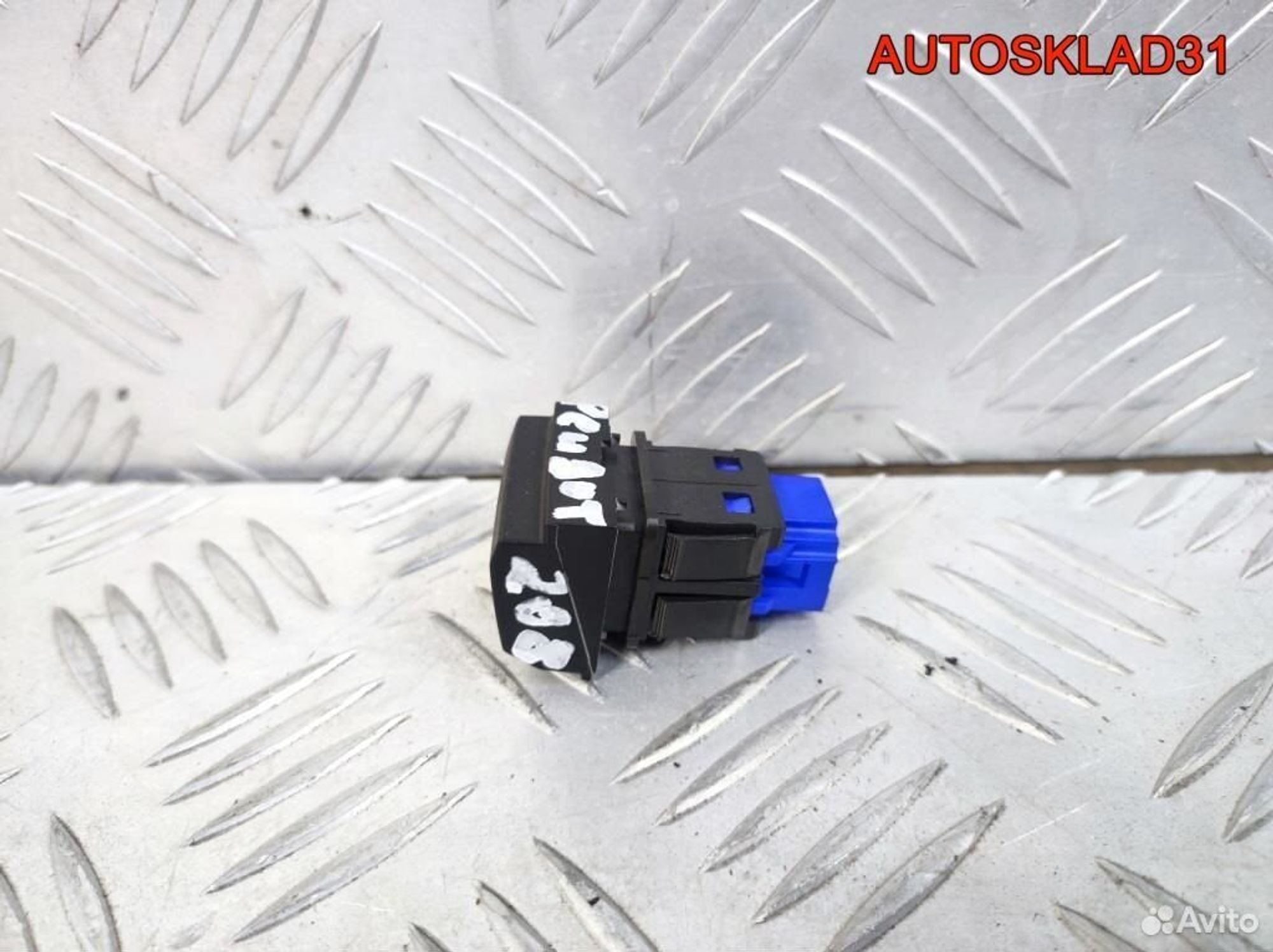 Кнопка аварийной сигнализации Peugeot 208, 600 рублей, Дубовое