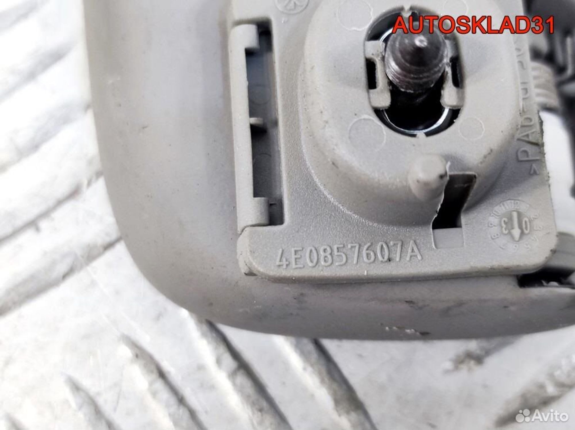 Ручка внутренняя потолочная Audi A8 D3 4E0857607A, 2100 рублей, Дубовое