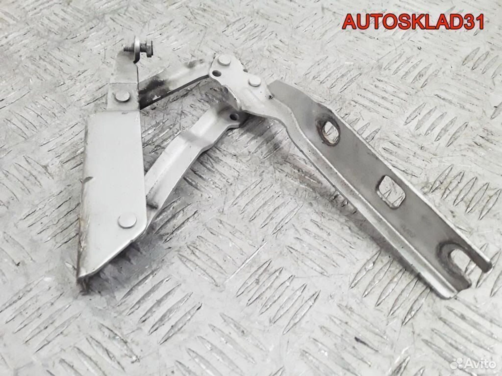 Петля капота левая Volkswagen Golf 5 1K0823301C, 1100 рублей, Дубовое