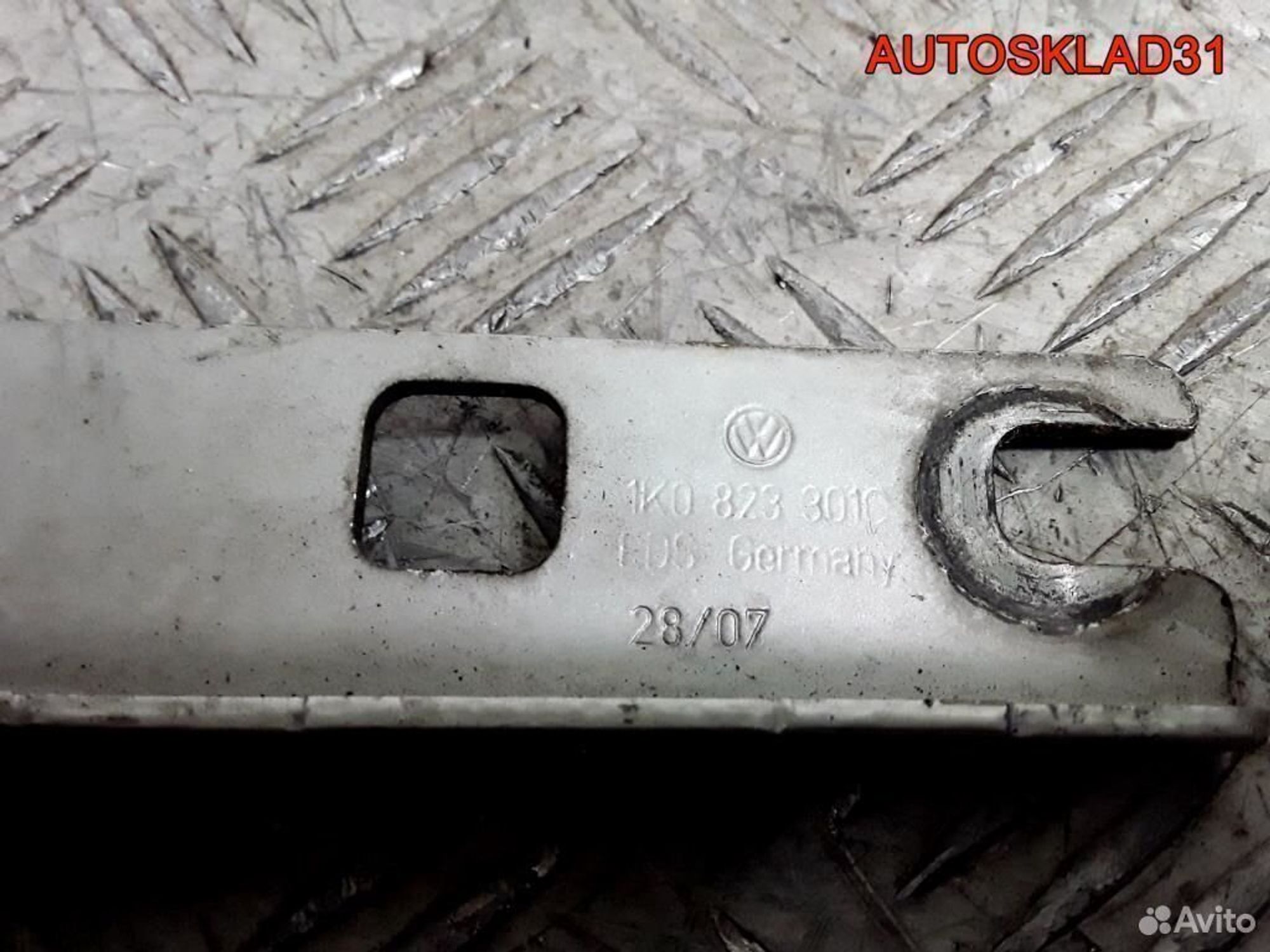 Петля капота левая Volkswagen Golf 5 1K0823301C, 1100 рублей, Дубовое