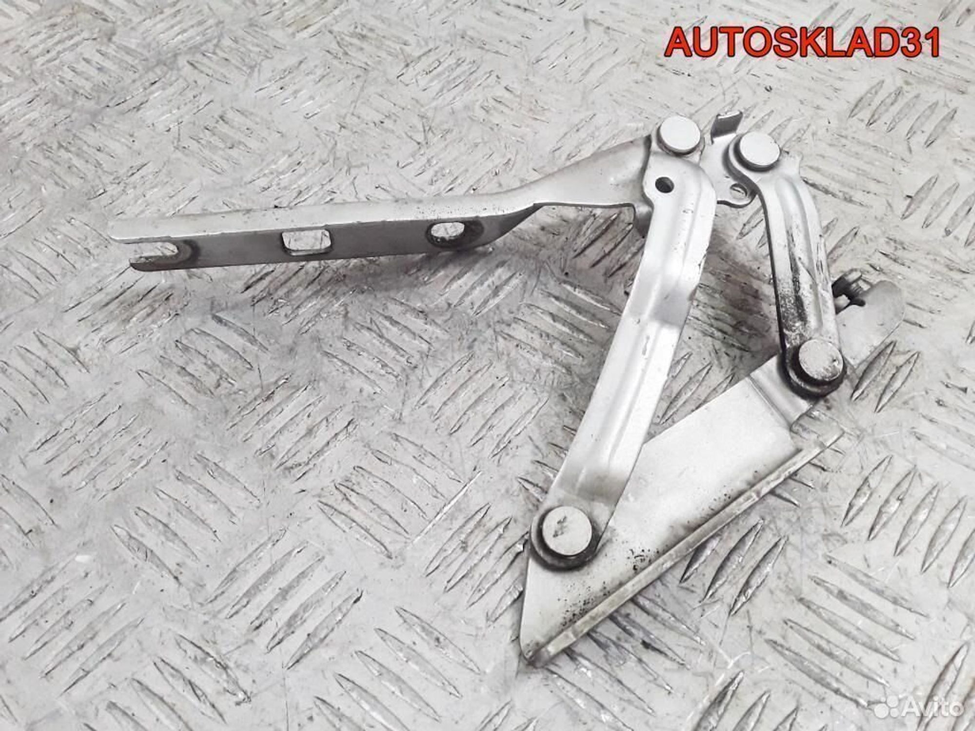 Петля капота левая Volkswagen Golf 5 1K0823301C, 1100 рублей, Дубовое