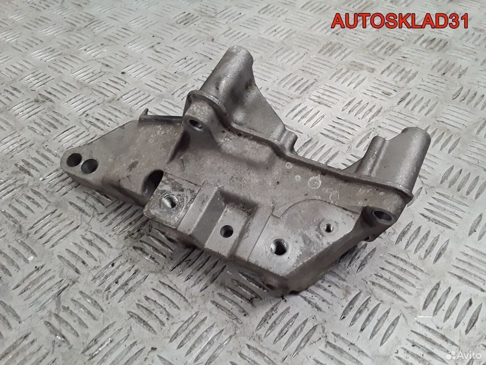 Кронштейн двигателя правый VW Golf 4 036199275J, 1700 рублей, Дубовое