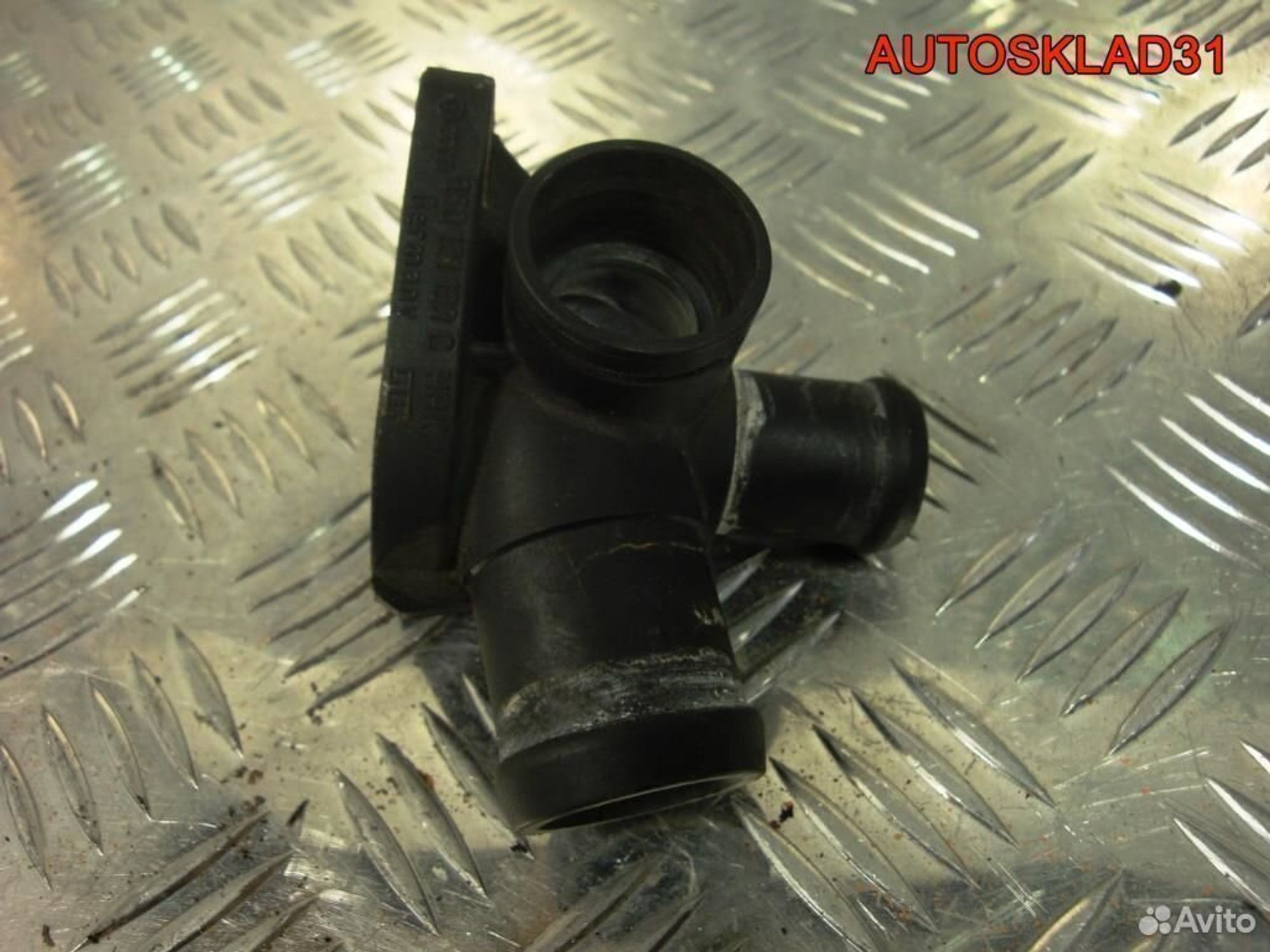 Фланец системы охлаждения VW Passat B5 058121133C, 600 рублей, Дубовое