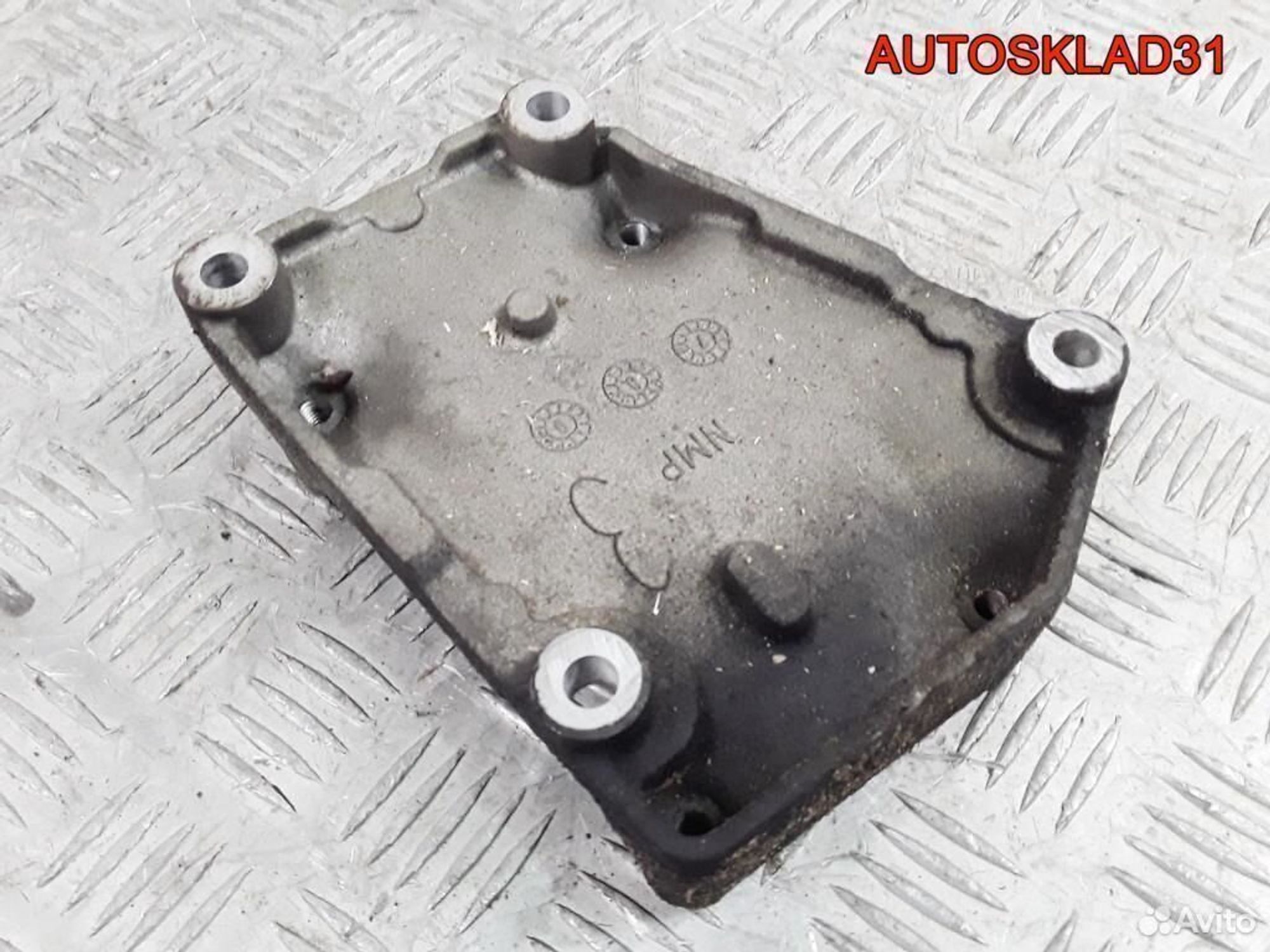 Кронштейн кондиционера Ford Focus 1 98ab19d624bb, 600 рублей, Дубовое