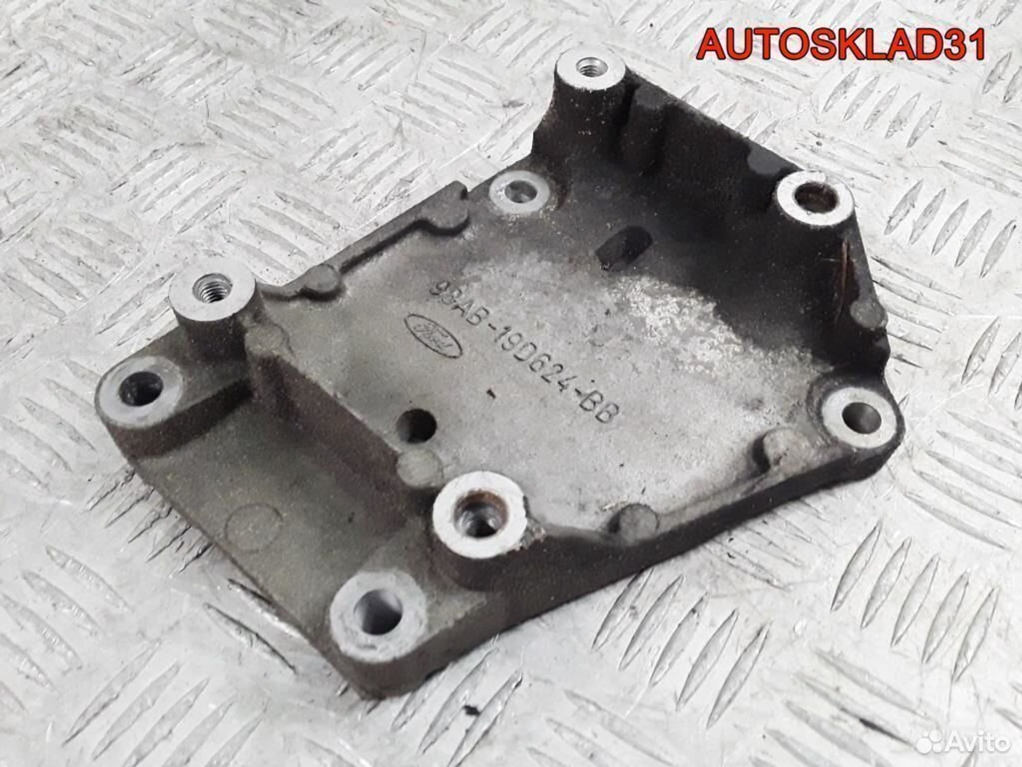 Кронштейн кондиционера Ford Focus 1 98ab19d624bb, 600 рублей, Дубовое