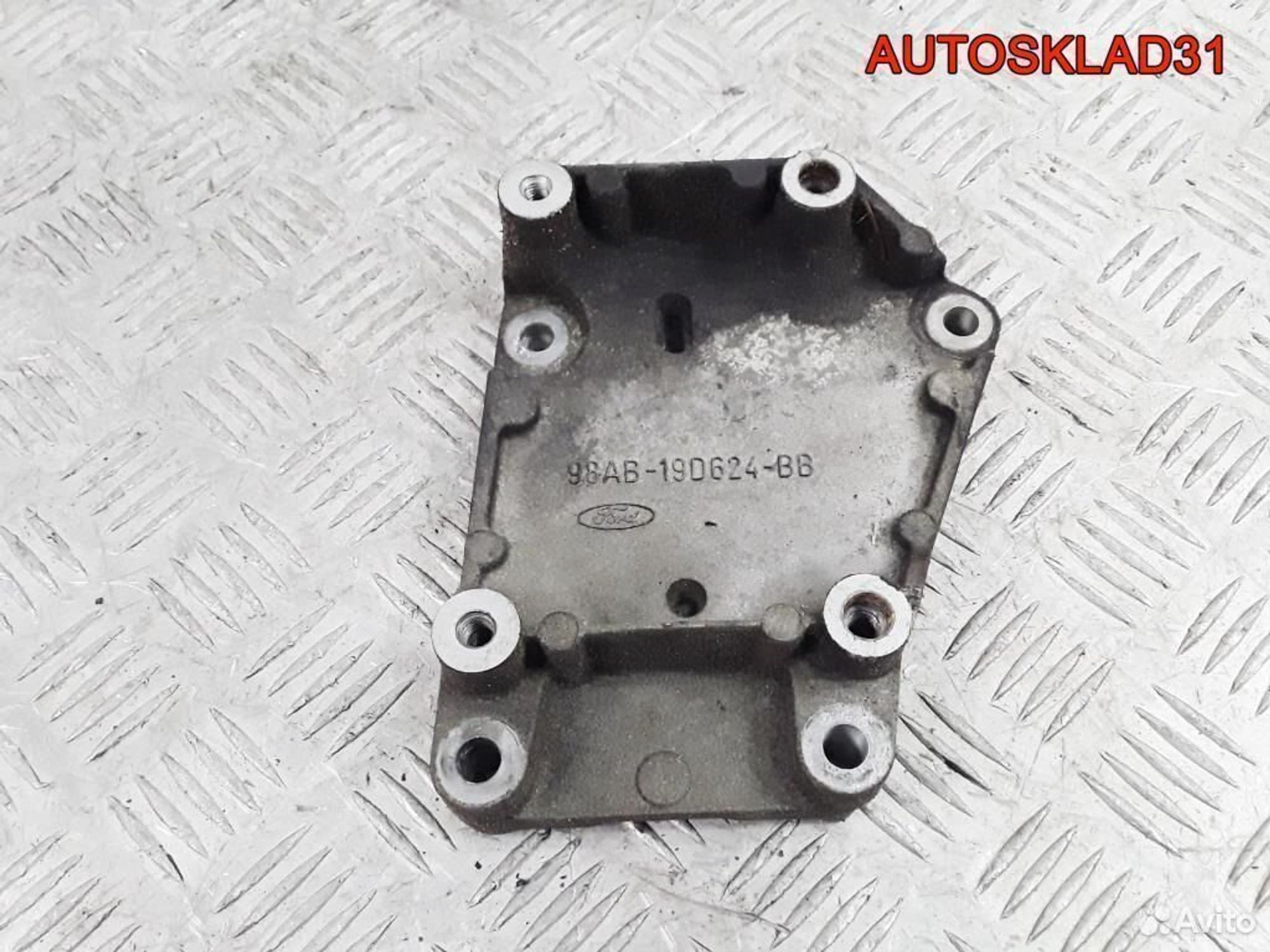 Кронштейн кондиционера Ford Focus 1 98ab19d624bb, 600 рублей, Дубовое