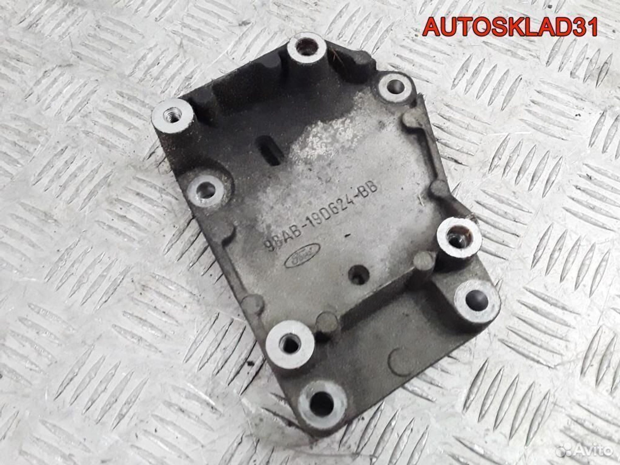 Кронштейн кондиционера Ford Focus 1 98ab19d624bb, 600 рублей, Дубовое