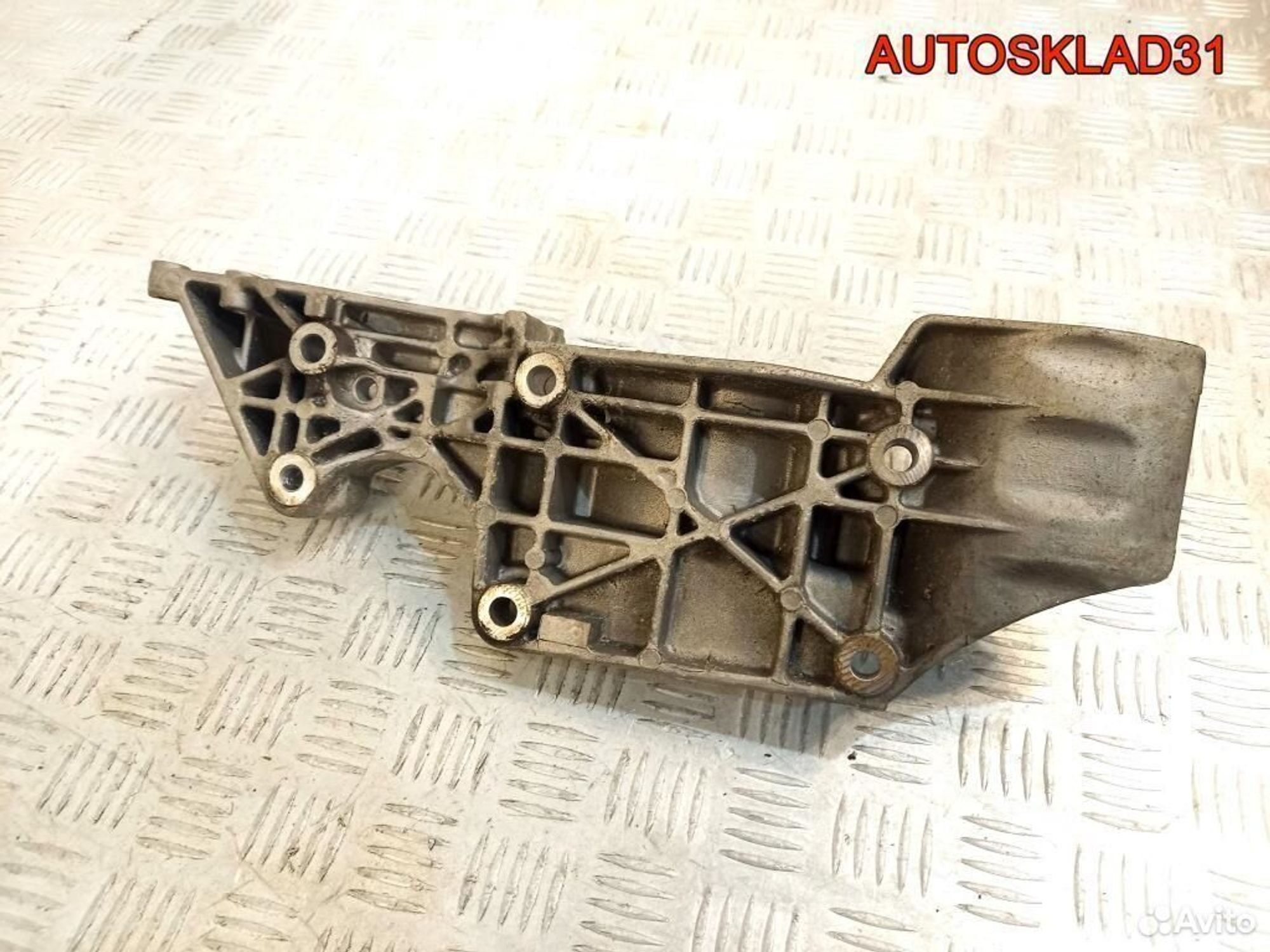 Кронштейн генератора Volkswagen Sharan 06A903143P, 2000 рублей, Дубовое