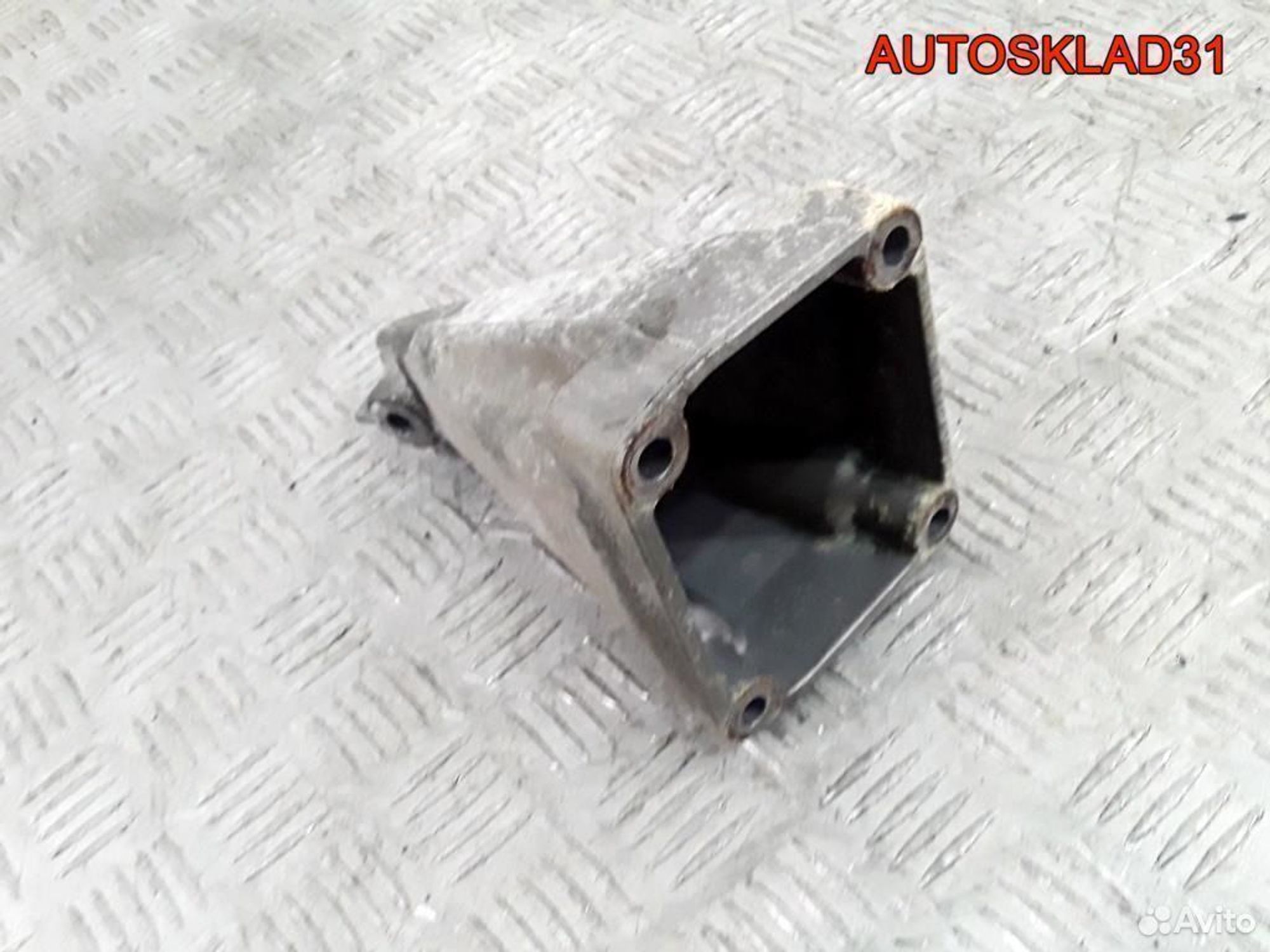 Кронштейн двигателя правый Mercedes W203 М111.955, 1100 рублей, Дубовое