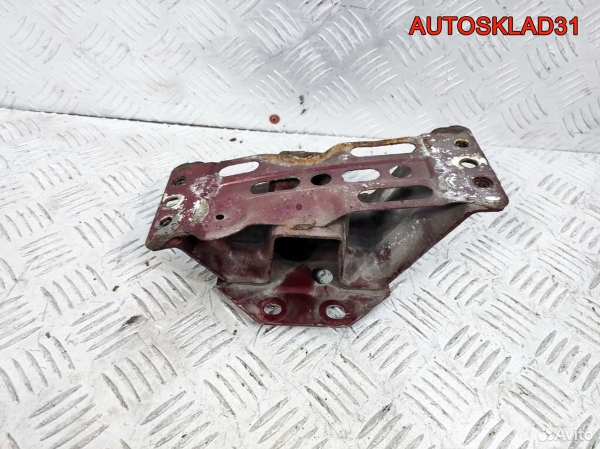 Кронштейн заднего бампера правый Toyota Avensis 2, 900 рублей, Дубовое