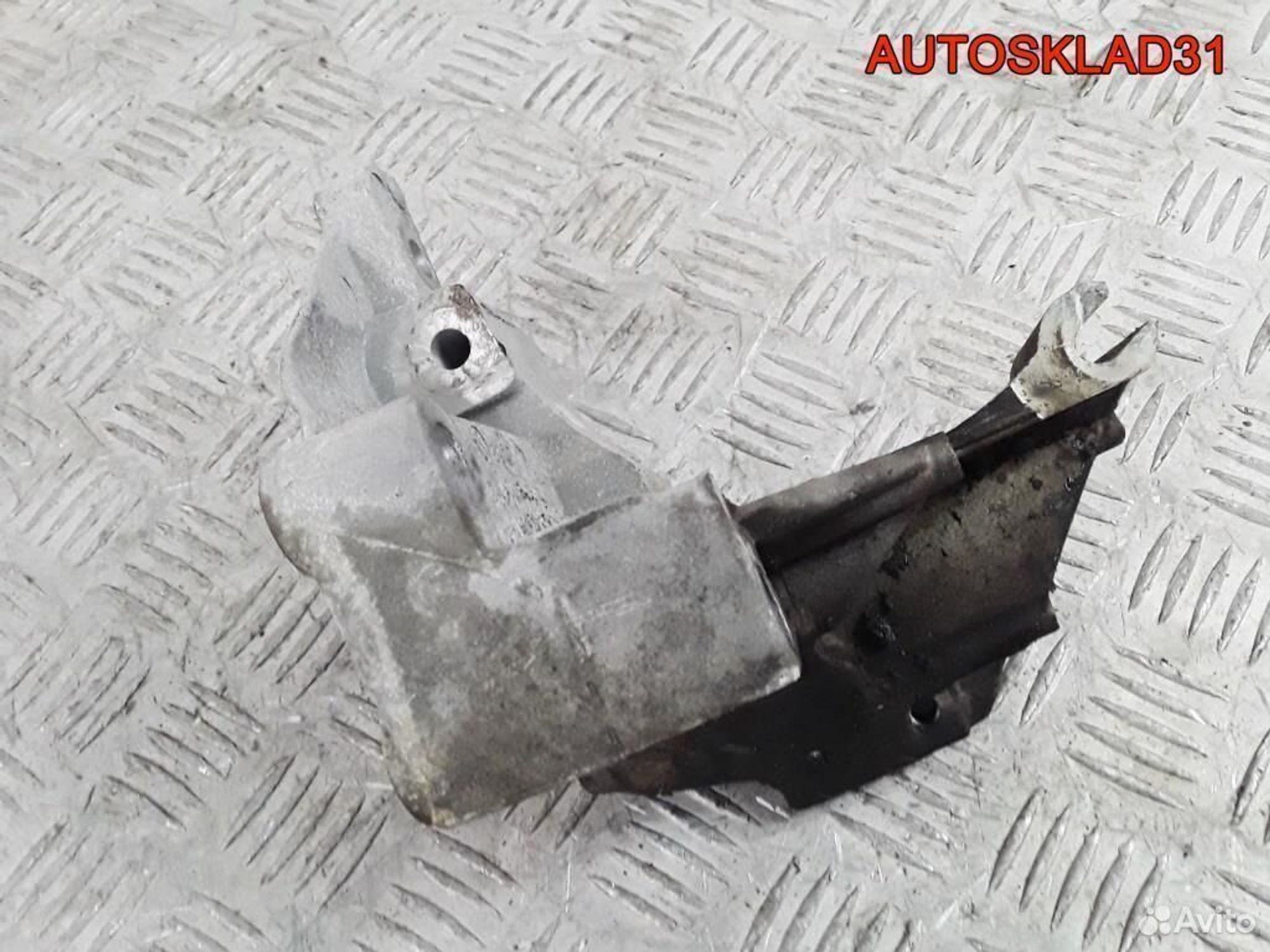 Кронштейн генератора Ford Mondeo 2 98BB10039AC, 1100 рублей, Дубовое