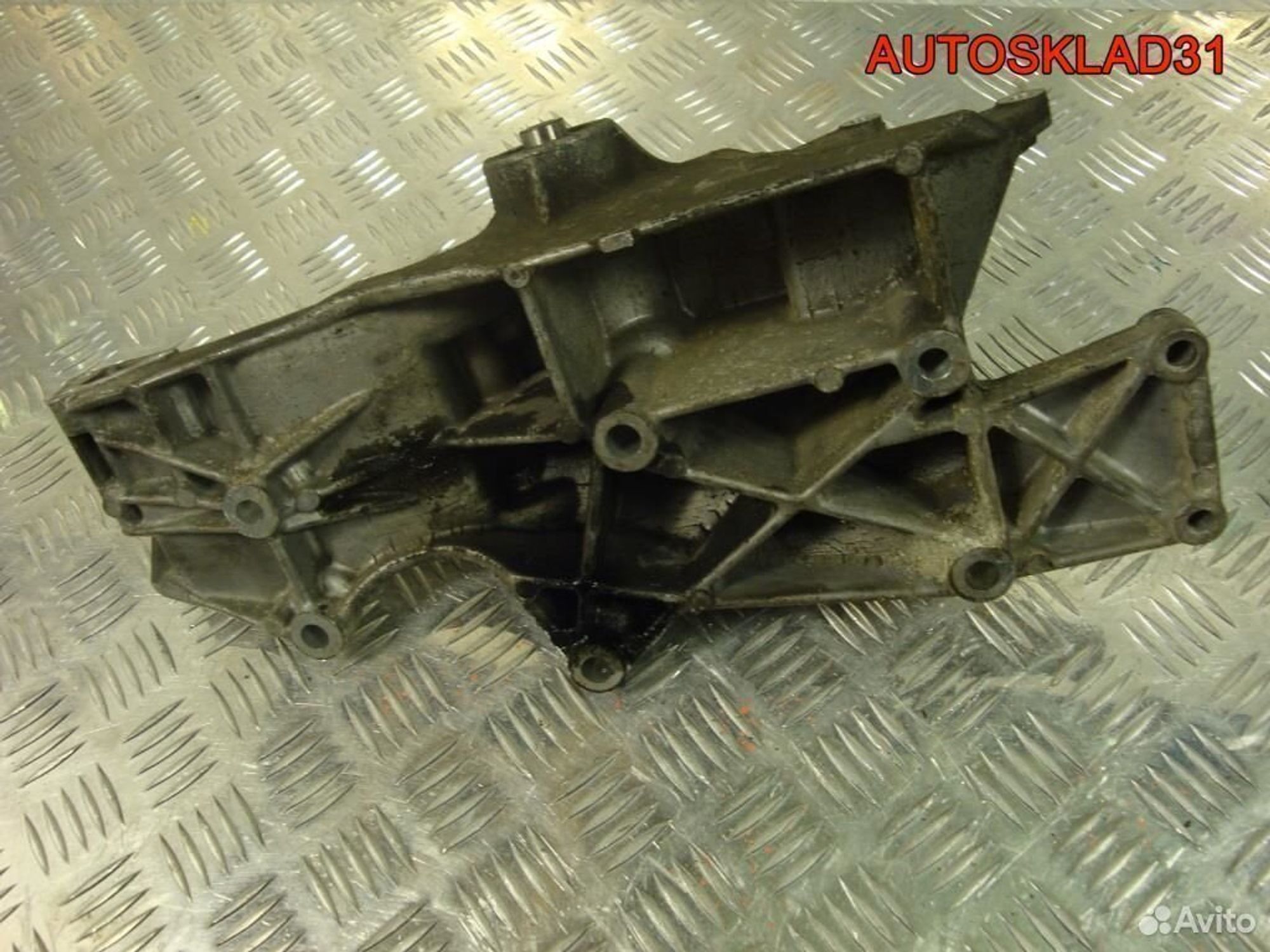 Кронштейн генератора VW Passat B5+ AHL 06B903143K, 2500 рублей, Дубовое