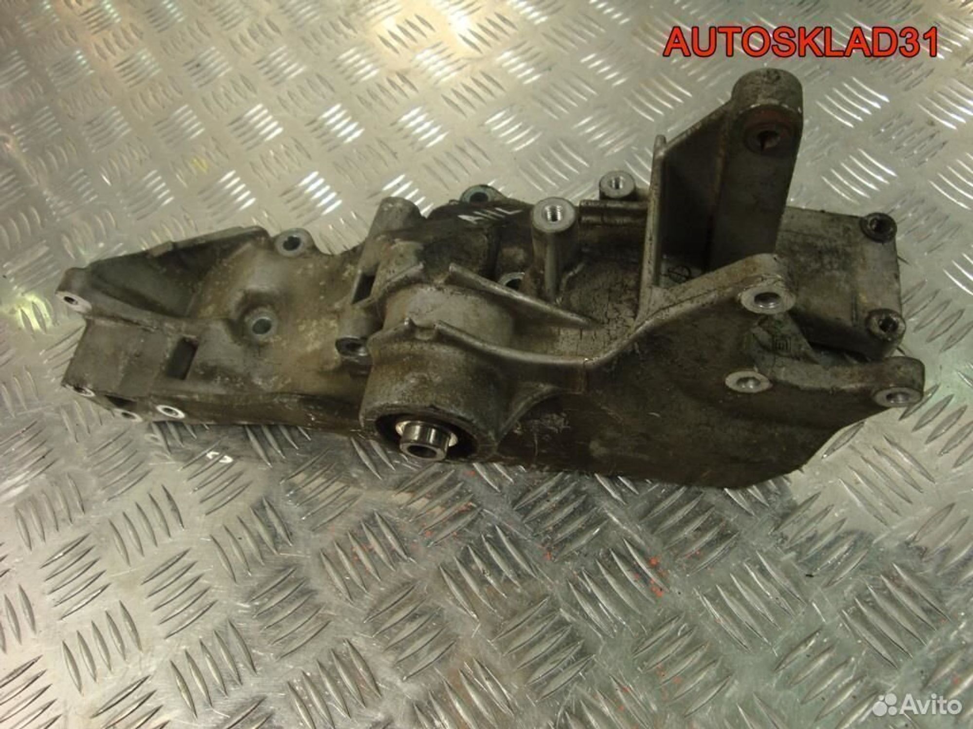 Кронштейн генератора VW Passat B5+ AHL 06B903143K, 2500 рублей, Дубовое