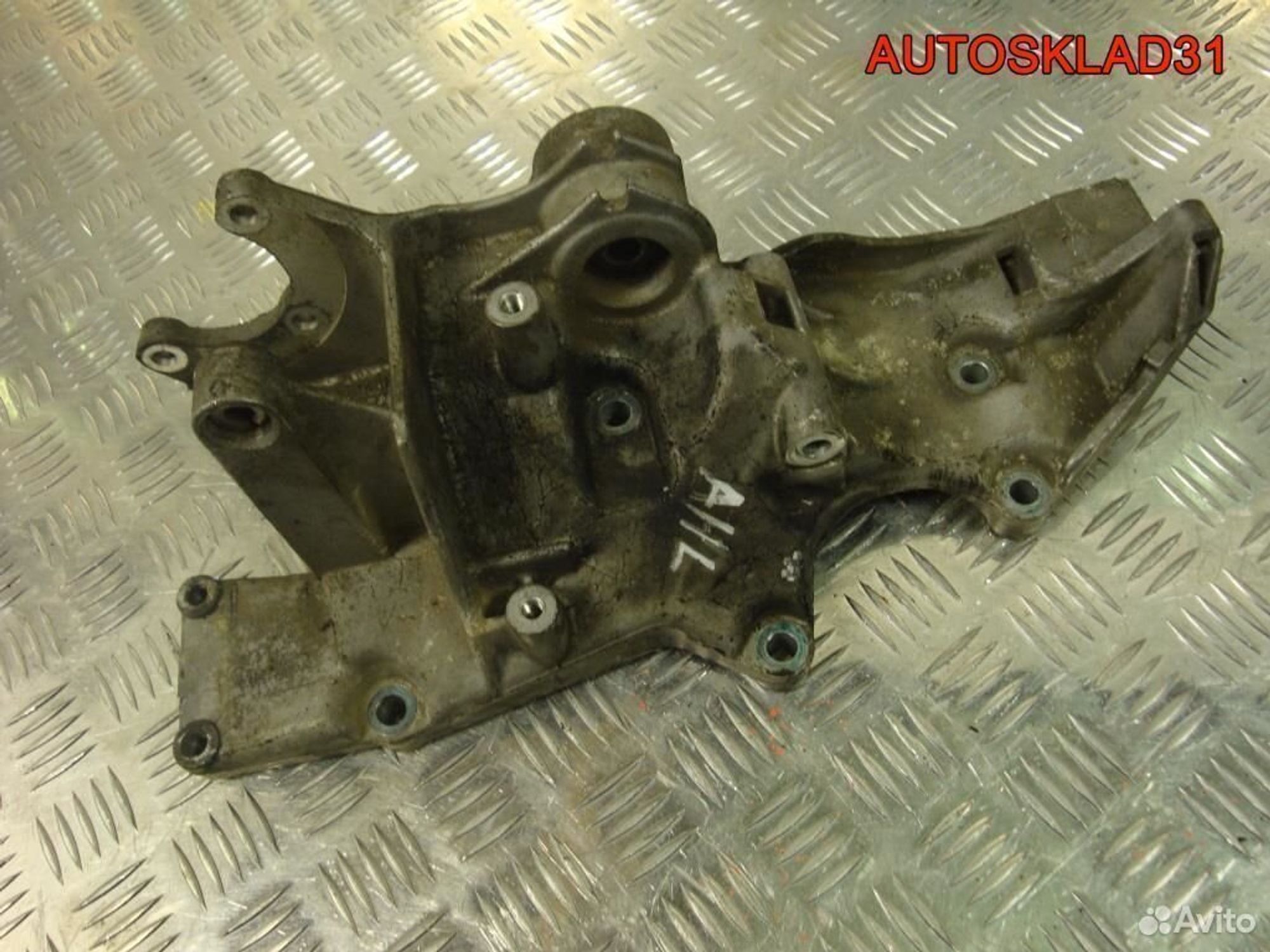 Кронштейн генератора VW Passat B5+ AHL 06B903143K, 2500 рублей, Дубовое