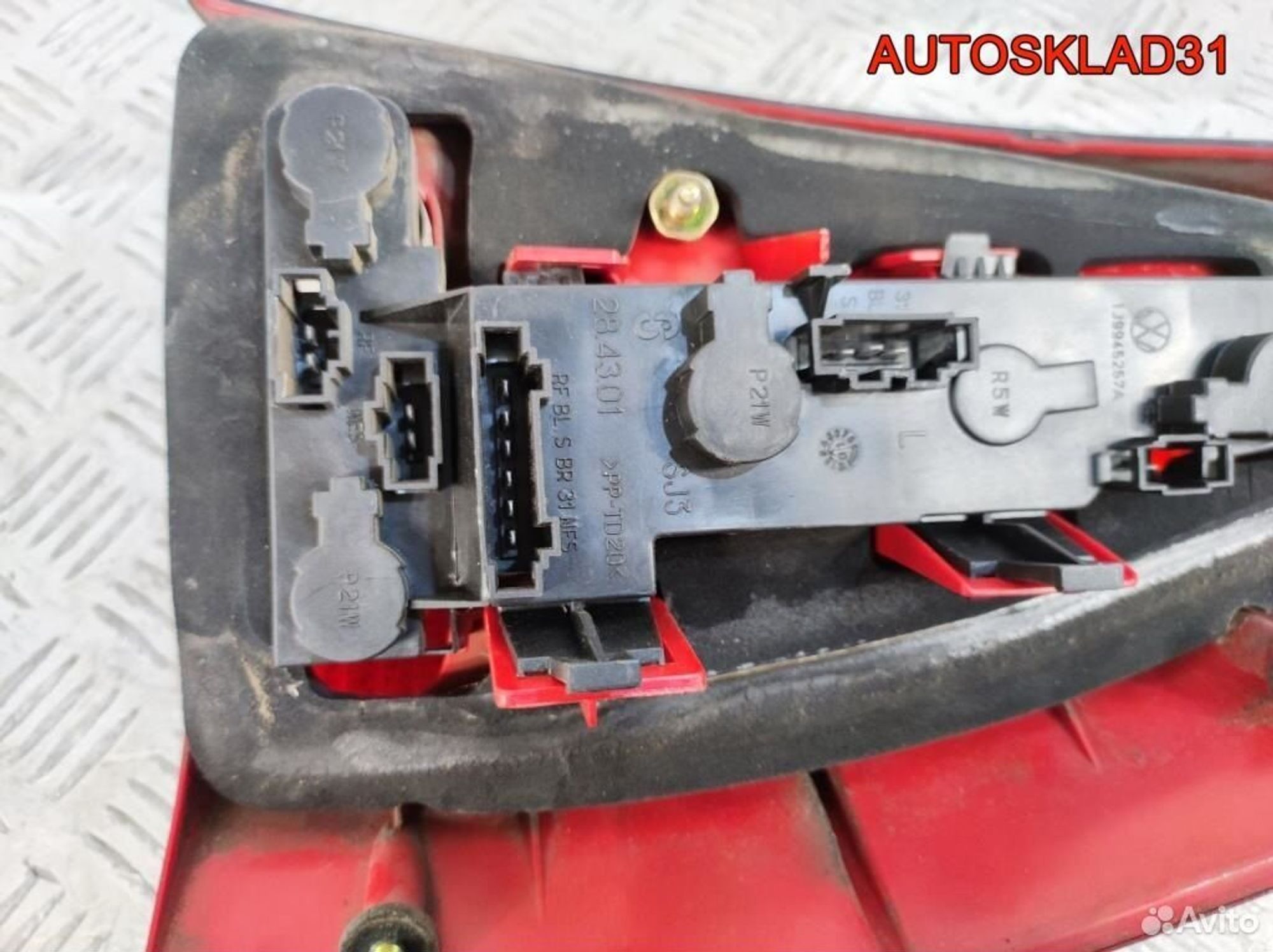 Фонарь задний левый Volkswagen Golf 4 1J9945075P, 2600 рублей, Дубовое