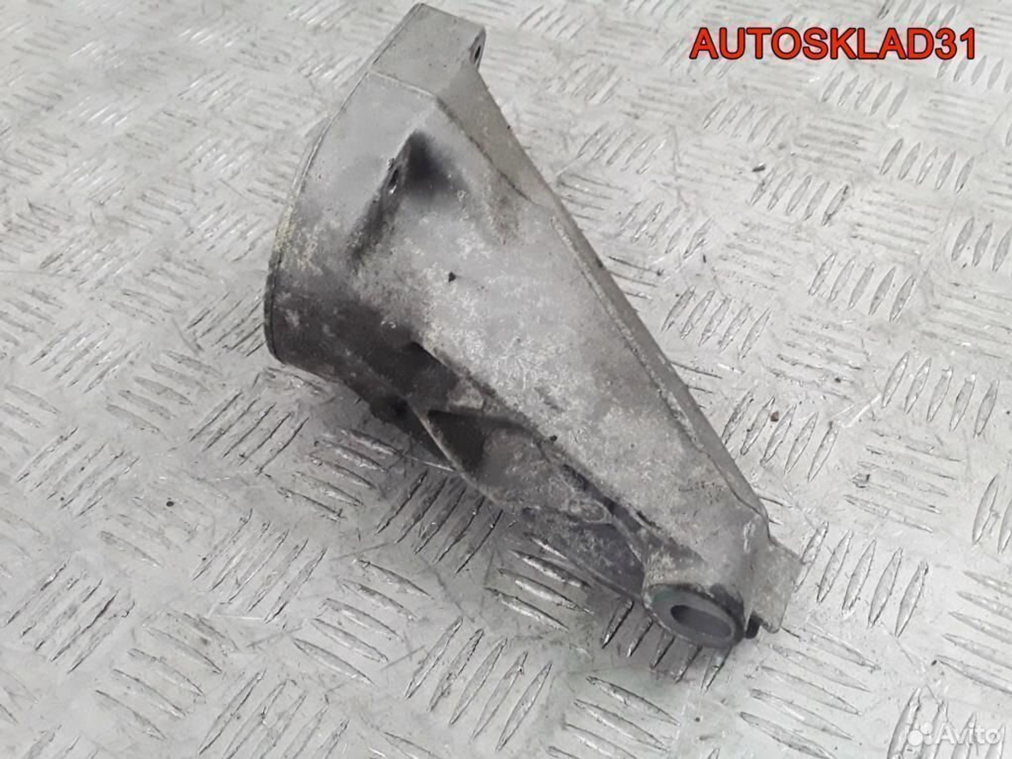 Кронштейн двигателя левый Mercedes W203 М111.955, 1100 рублей, Дубовое