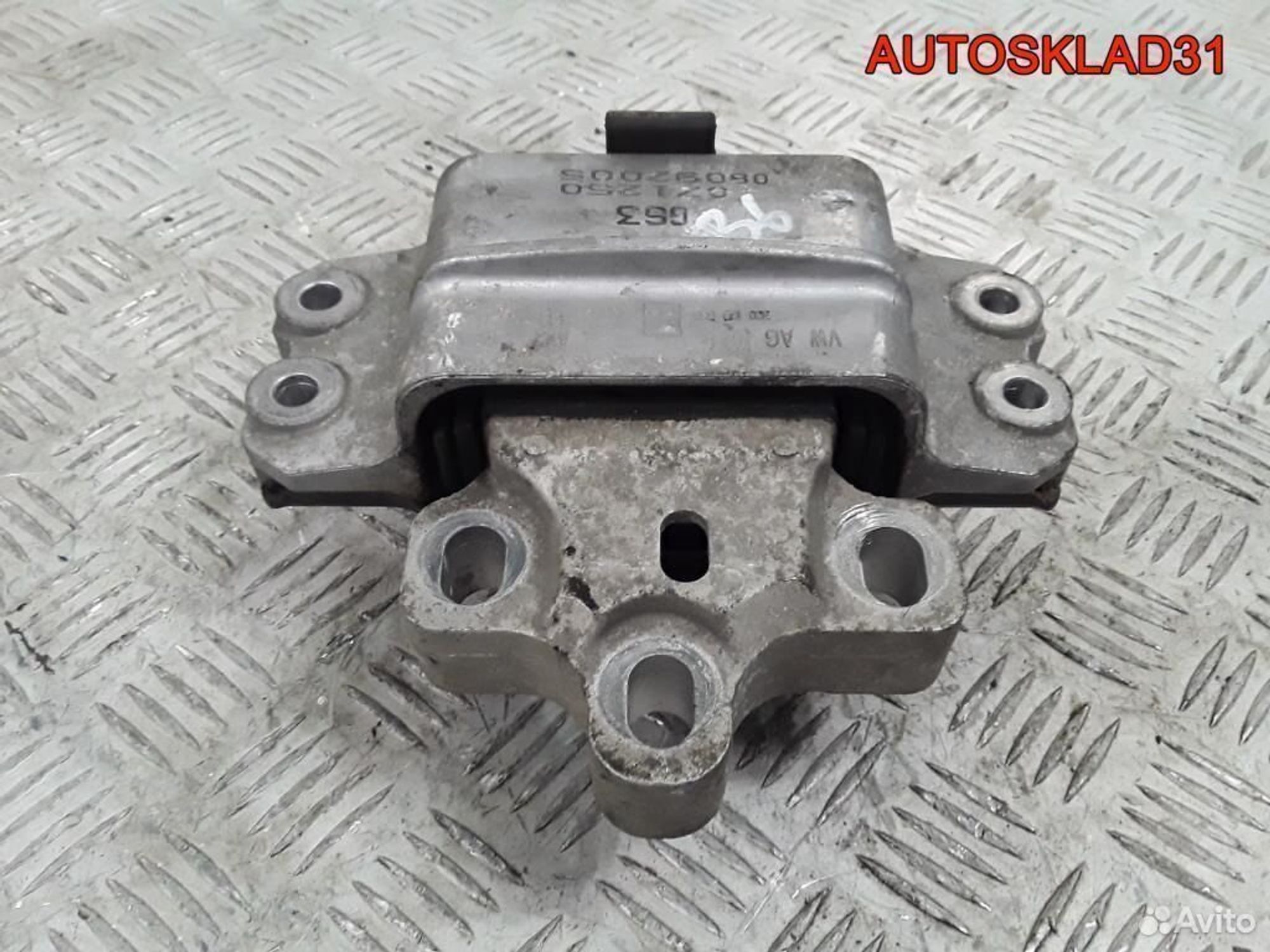 Опора кпп левая Volkswagen Passat B6 3C0199555AA, 1800 рублей, Дубовое