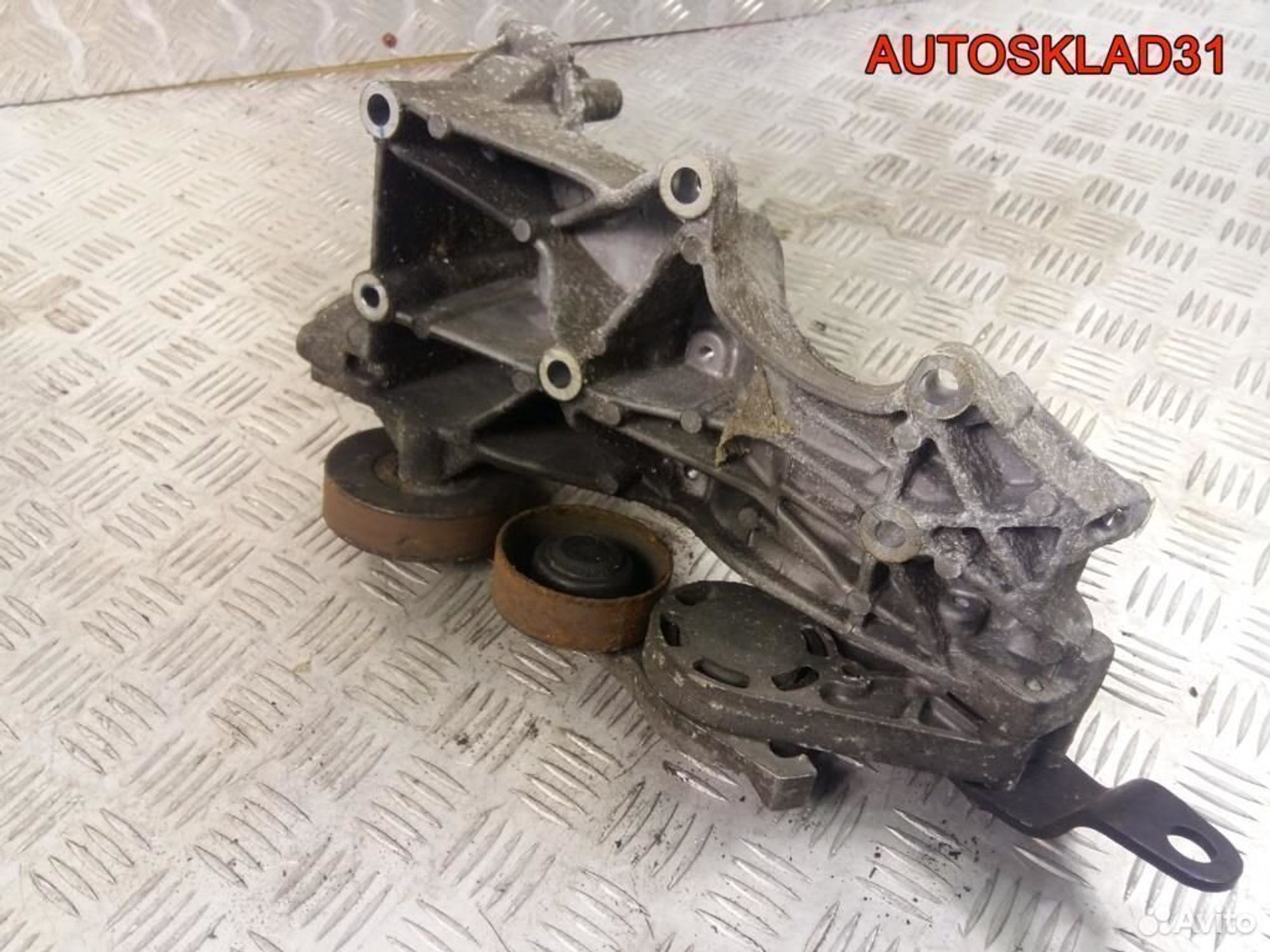 Кронштейн генератора Audi A4 B7 2.0 BUL, 1800 рублей, Дубовое