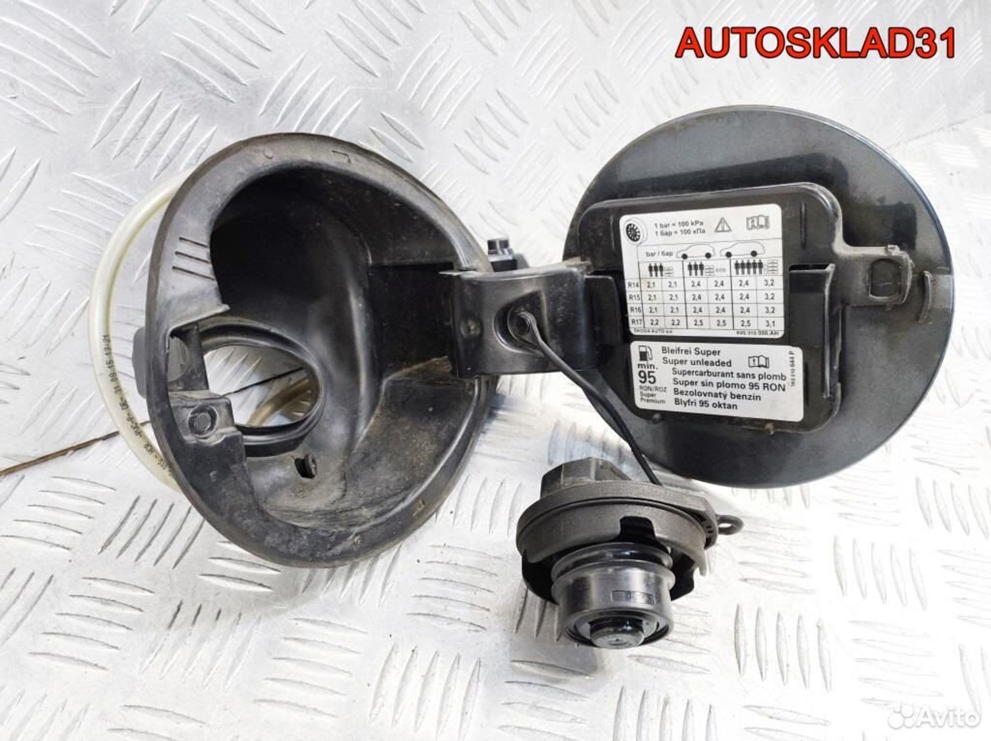 Лючок бензобака Skoda Fabia 3 6V6809857, 1700 рублей, Дубовое