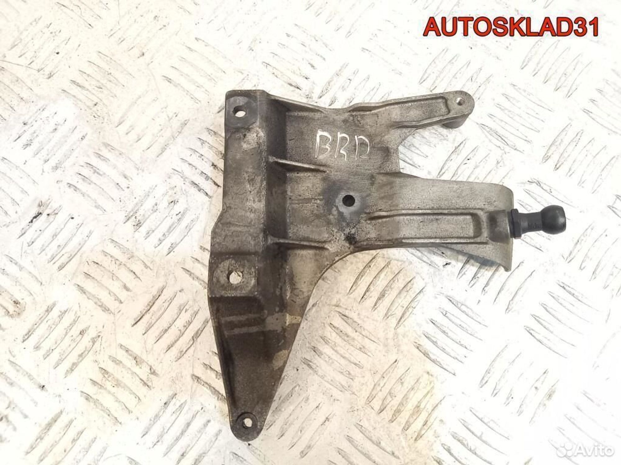 Кронштейн Audi A4 B7 2,0 TDI BRD 03G131159B, 1200 рублей, Дубовое
