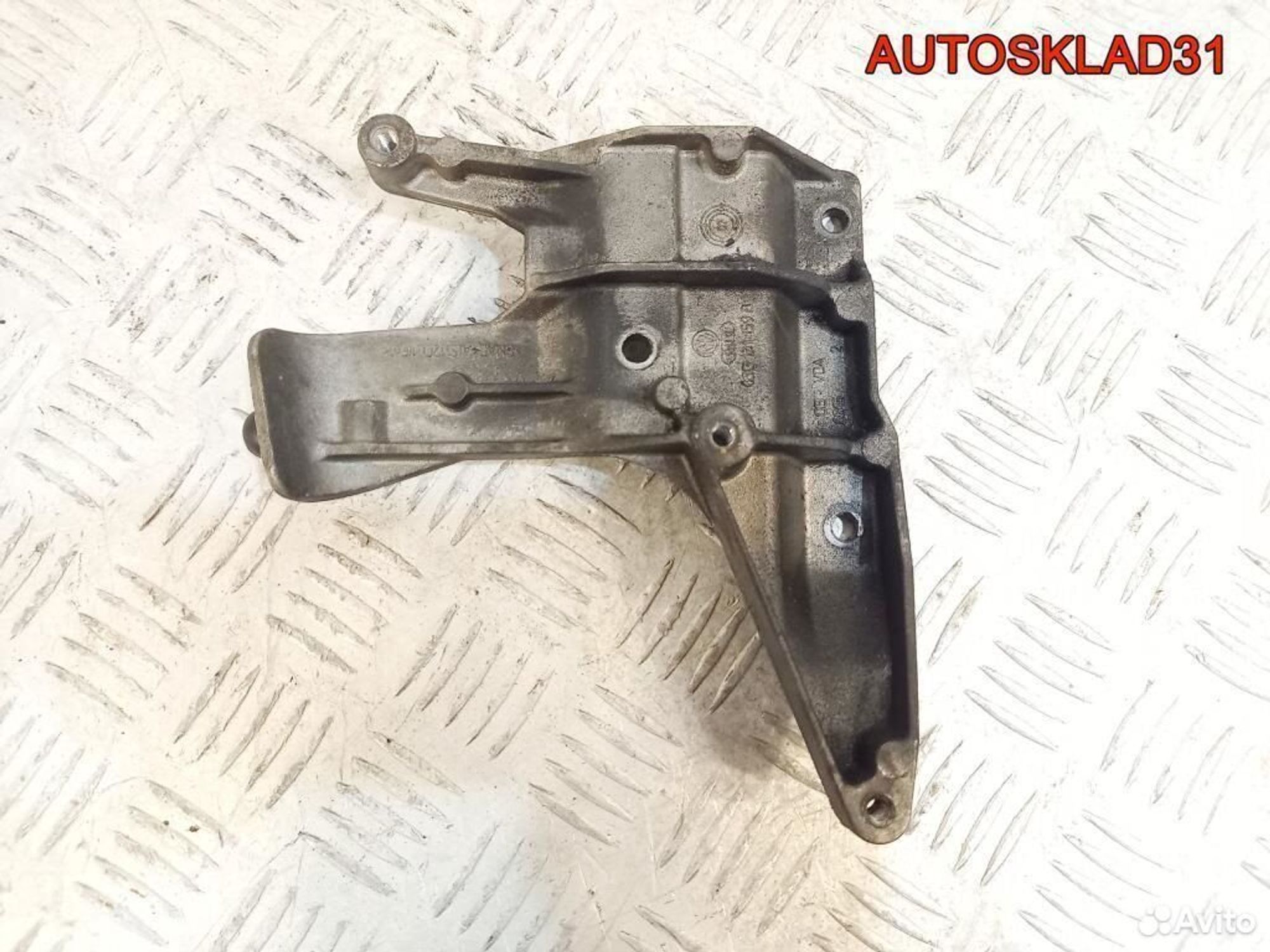 Кронштейн Audi A4 B7 2,0 TDI BRD 03G131159B, 1200 рублей, Дубовое