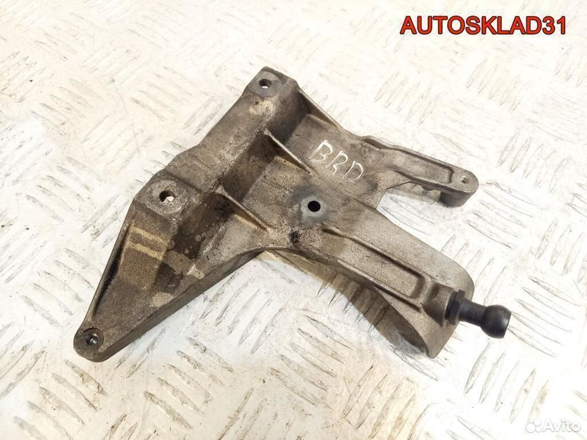 Кронштейн Audi A4 B7 2,0 TDI BRD 03G131159B, 1200 рублей, Дубовое