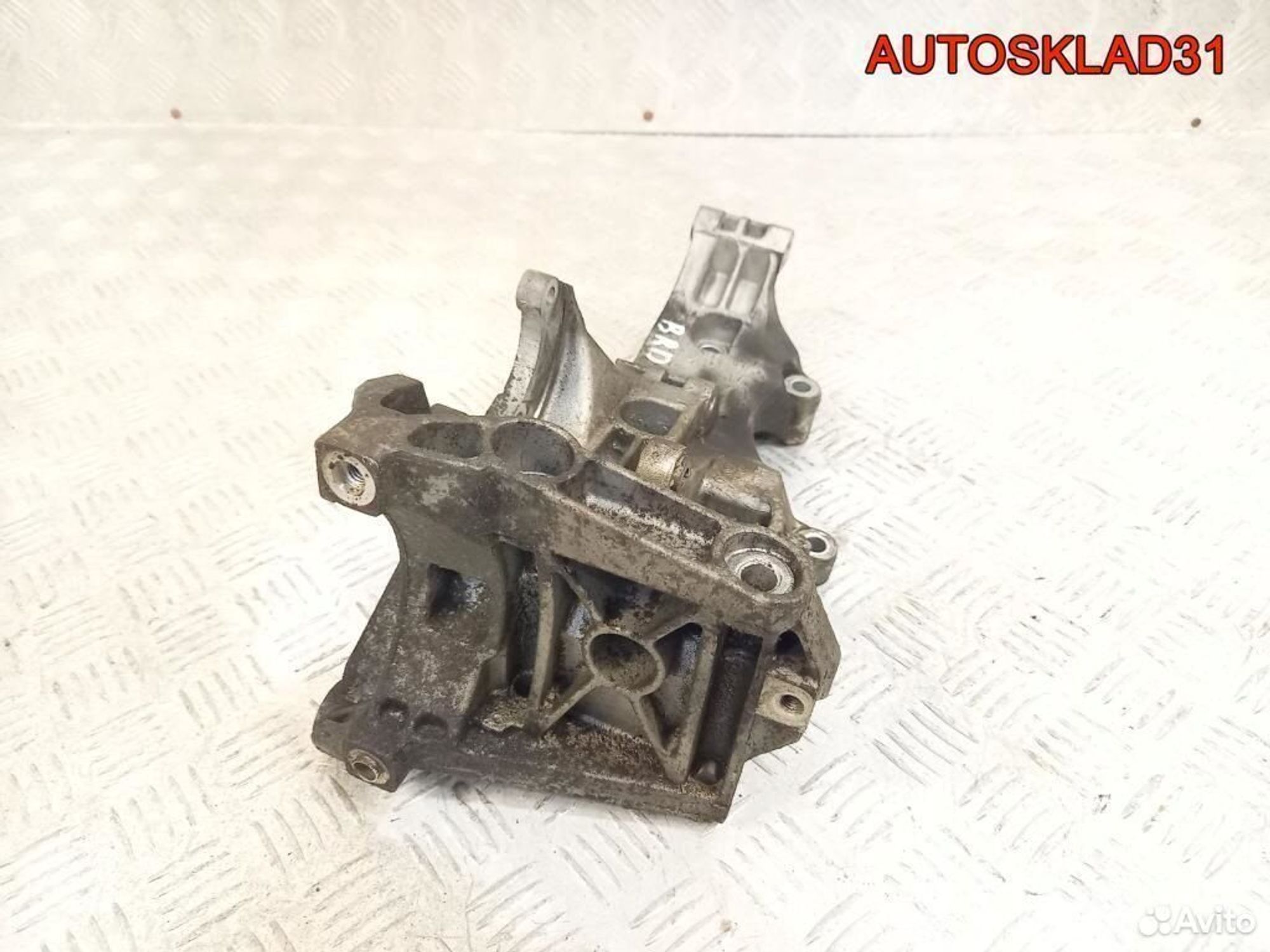 Кронштейн генератора Audi A4 B7 2,0 BRD 03G903143D, 1800 рублей, Дубовое