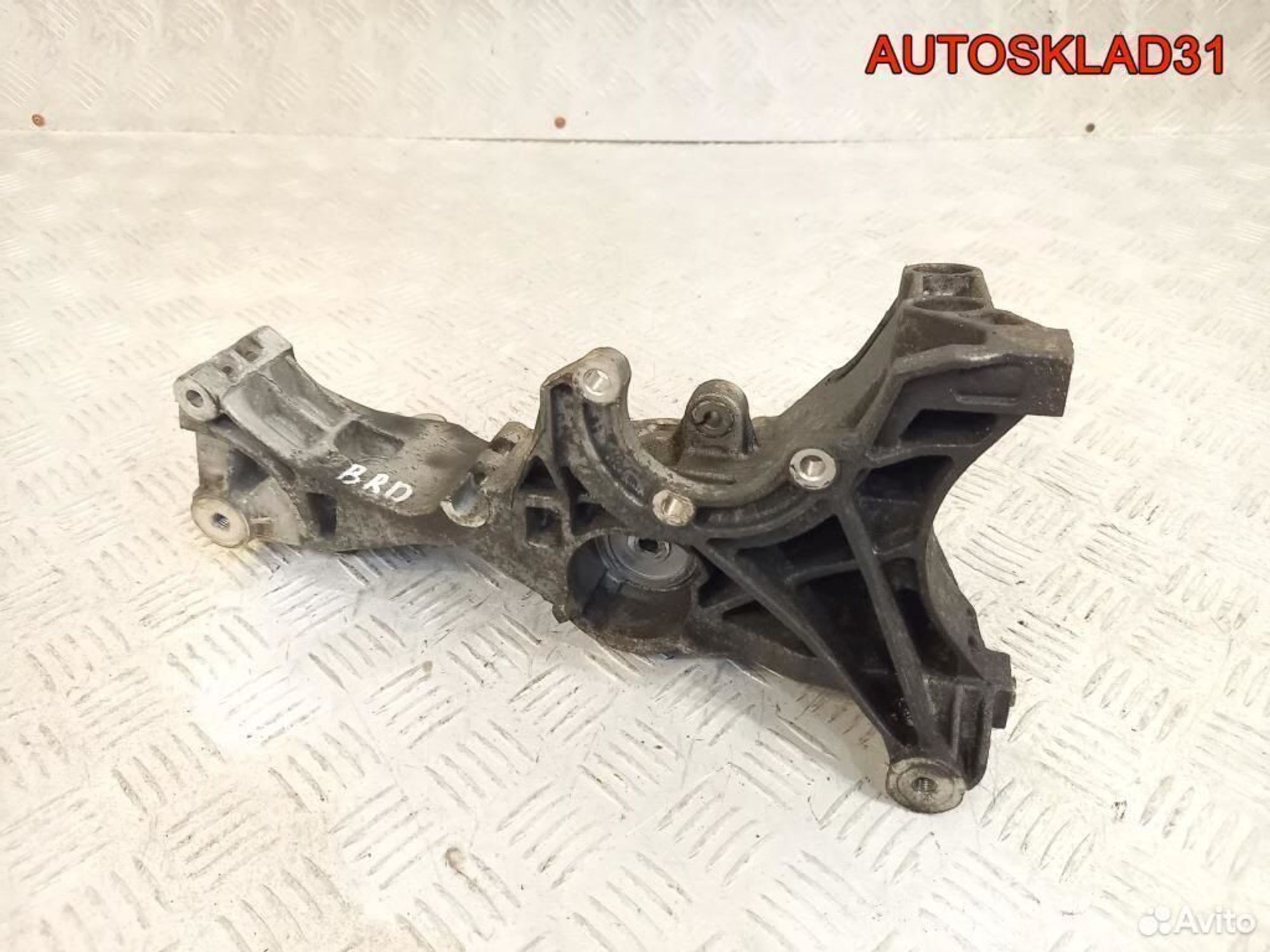 Кронштейн генератора Audi A4 B7 2,0 BRD 03G903143D, 1800 рублей, Дубовое