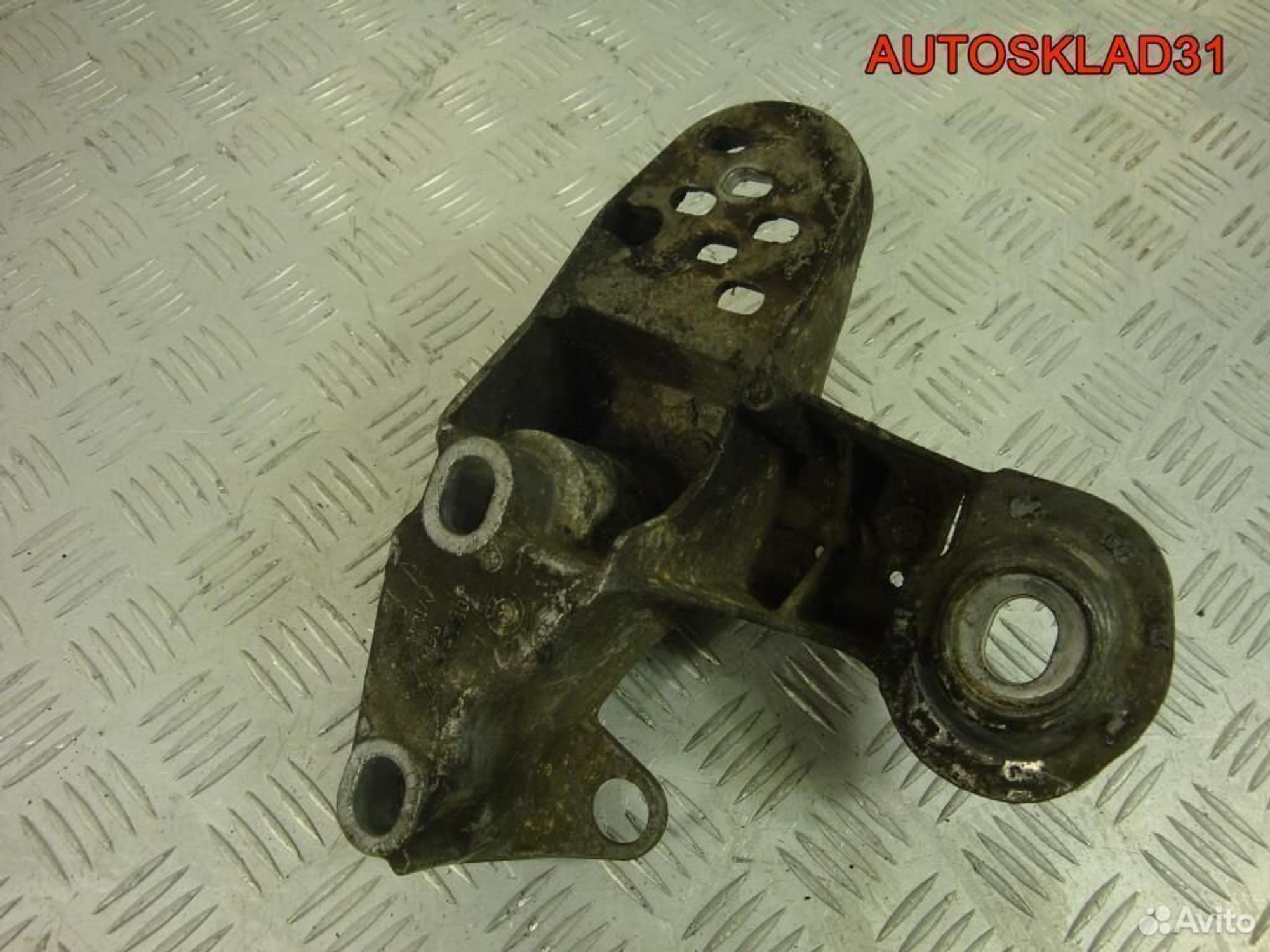 Кронштейн опоры двигателя левый Audi A6 C5 4B0199351B, 900 рублей, Дубовое