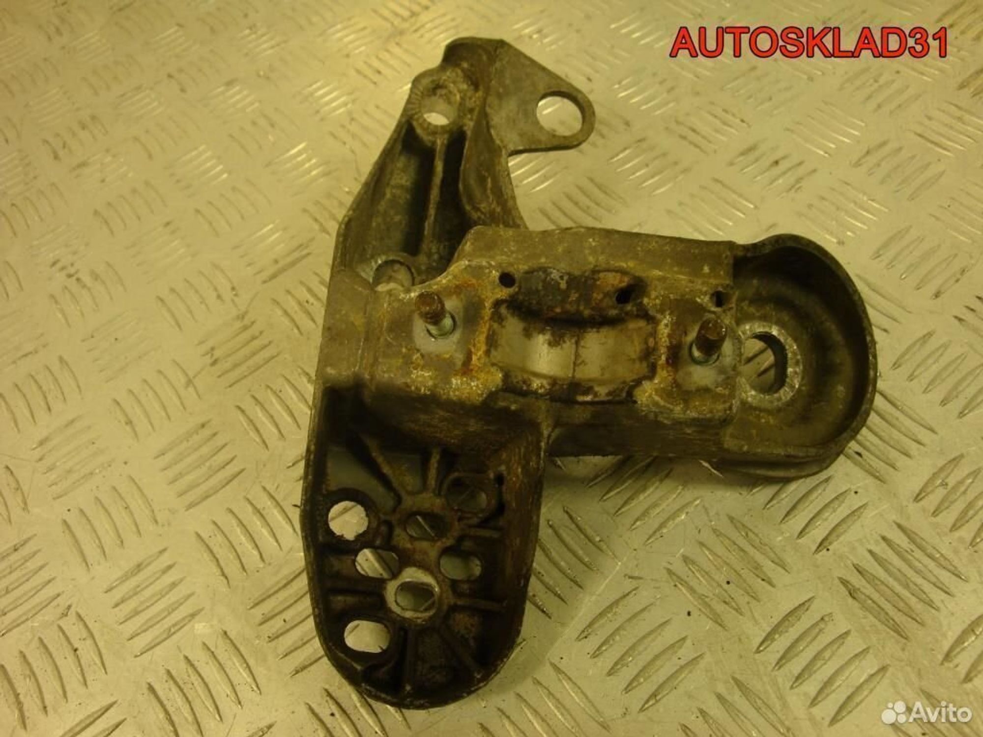 Кронштейн опоры двигателя левый Audi A6 C5 4B0199351B, 900 рублей, Дубовое