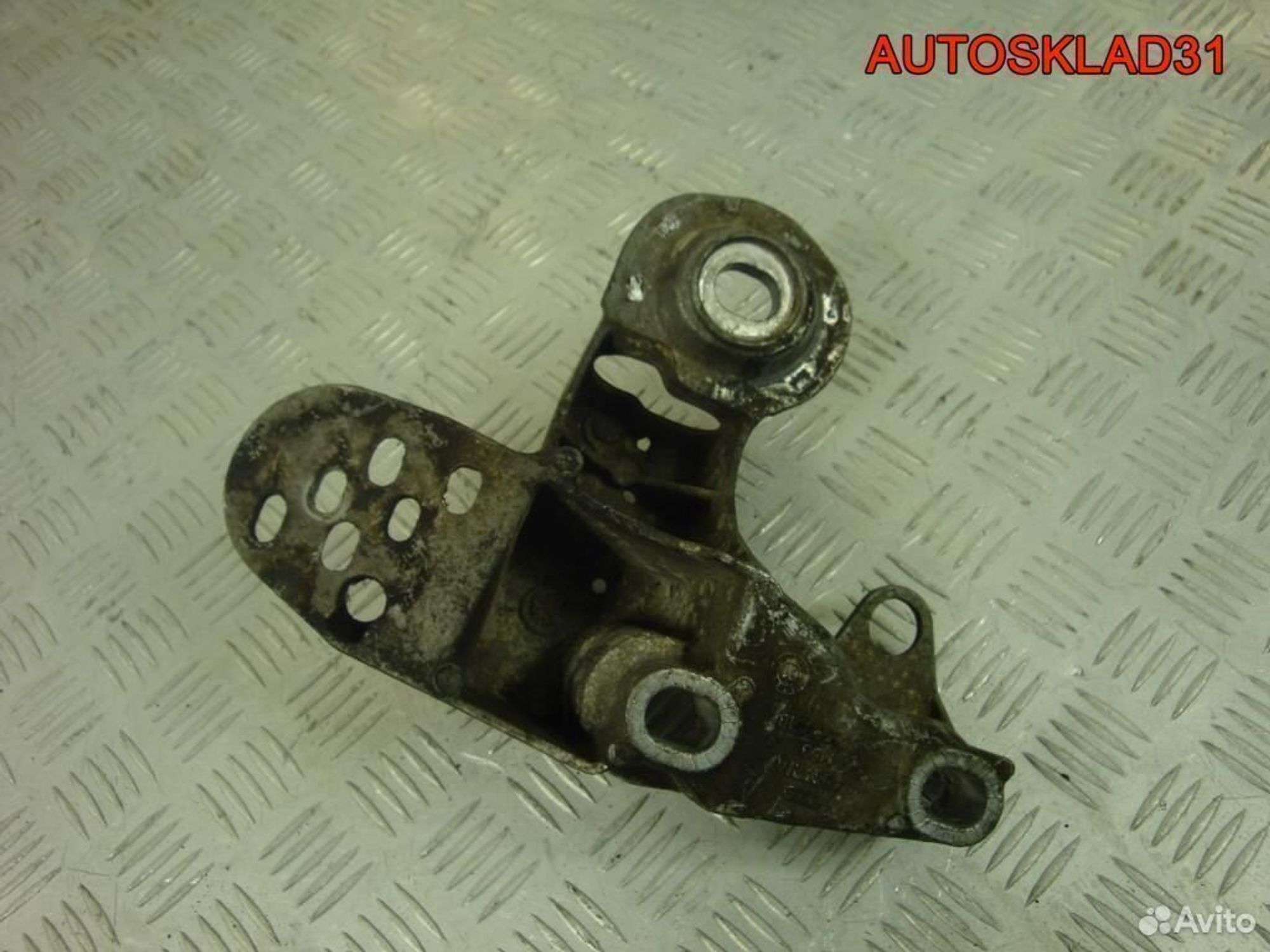 Кронштейн опоры двигателя левый Audi A6 C5 4B0199351B, 900 рублей, Дубовое