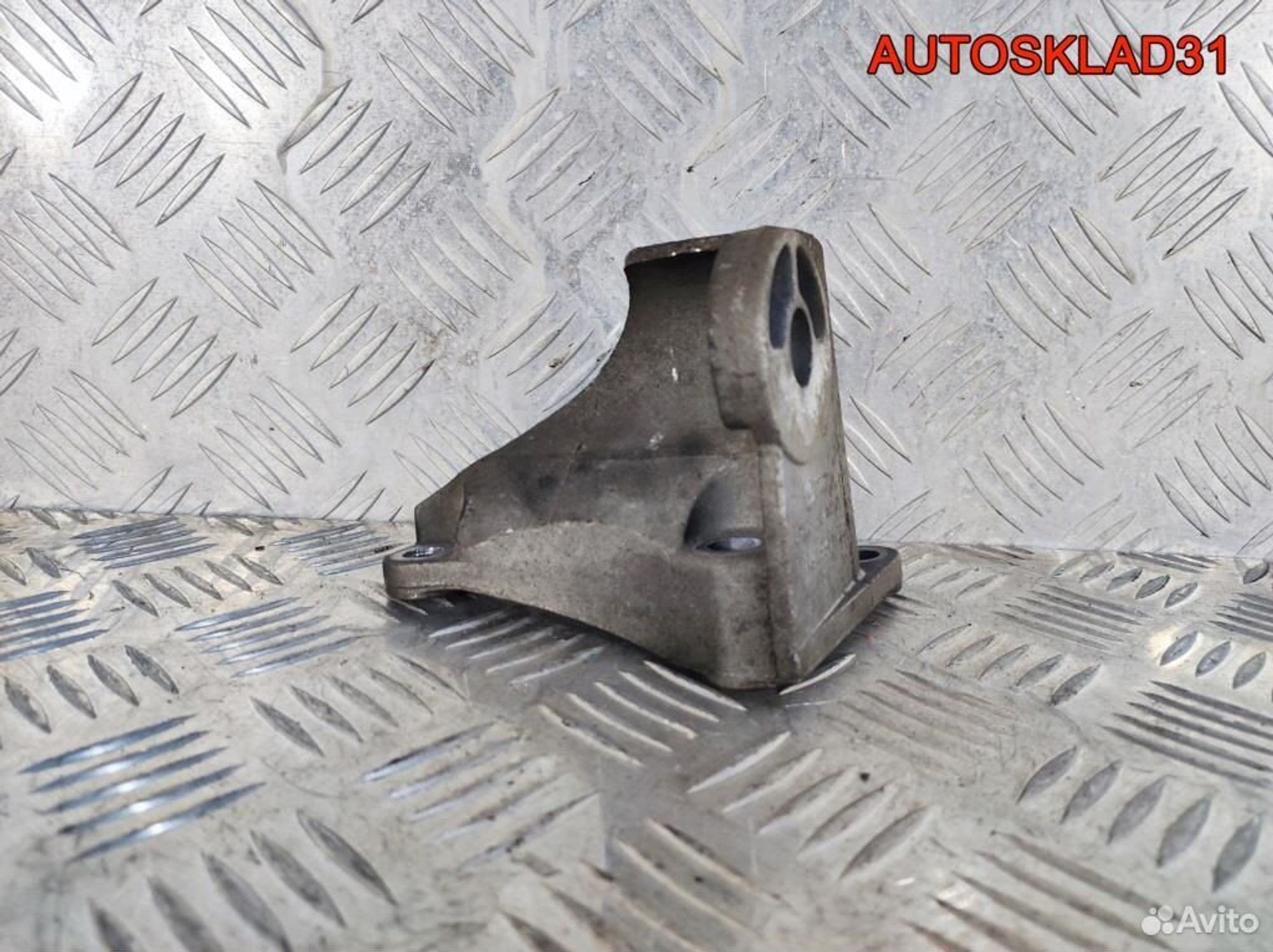 Кронштейн АКПП левый VW Passat B5 8D0399113AA, 1100 рублей, Дубовое