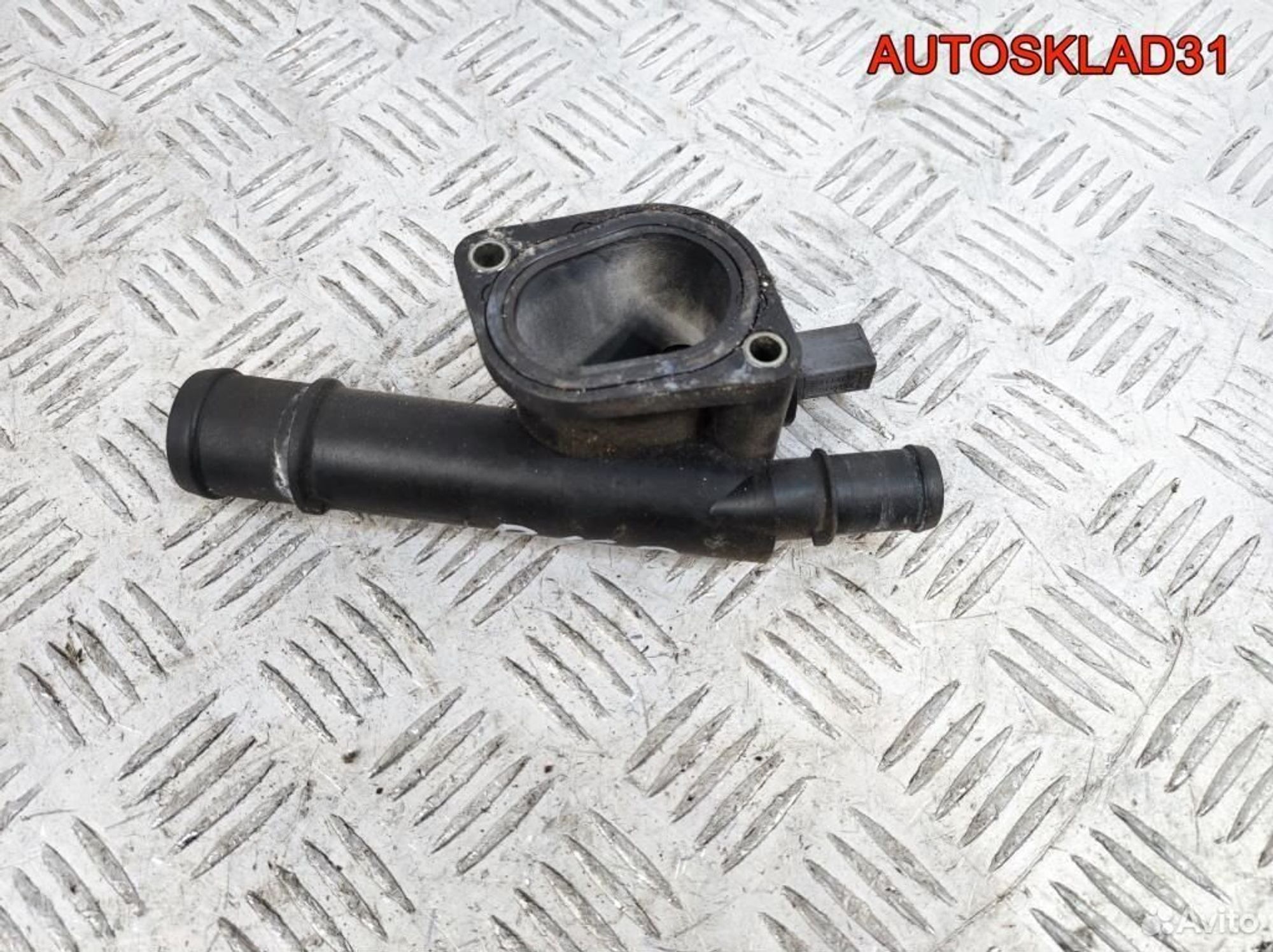 Фланец системы охлаждения VW Passat B6 038121132G, 600 рублей, Дубовое