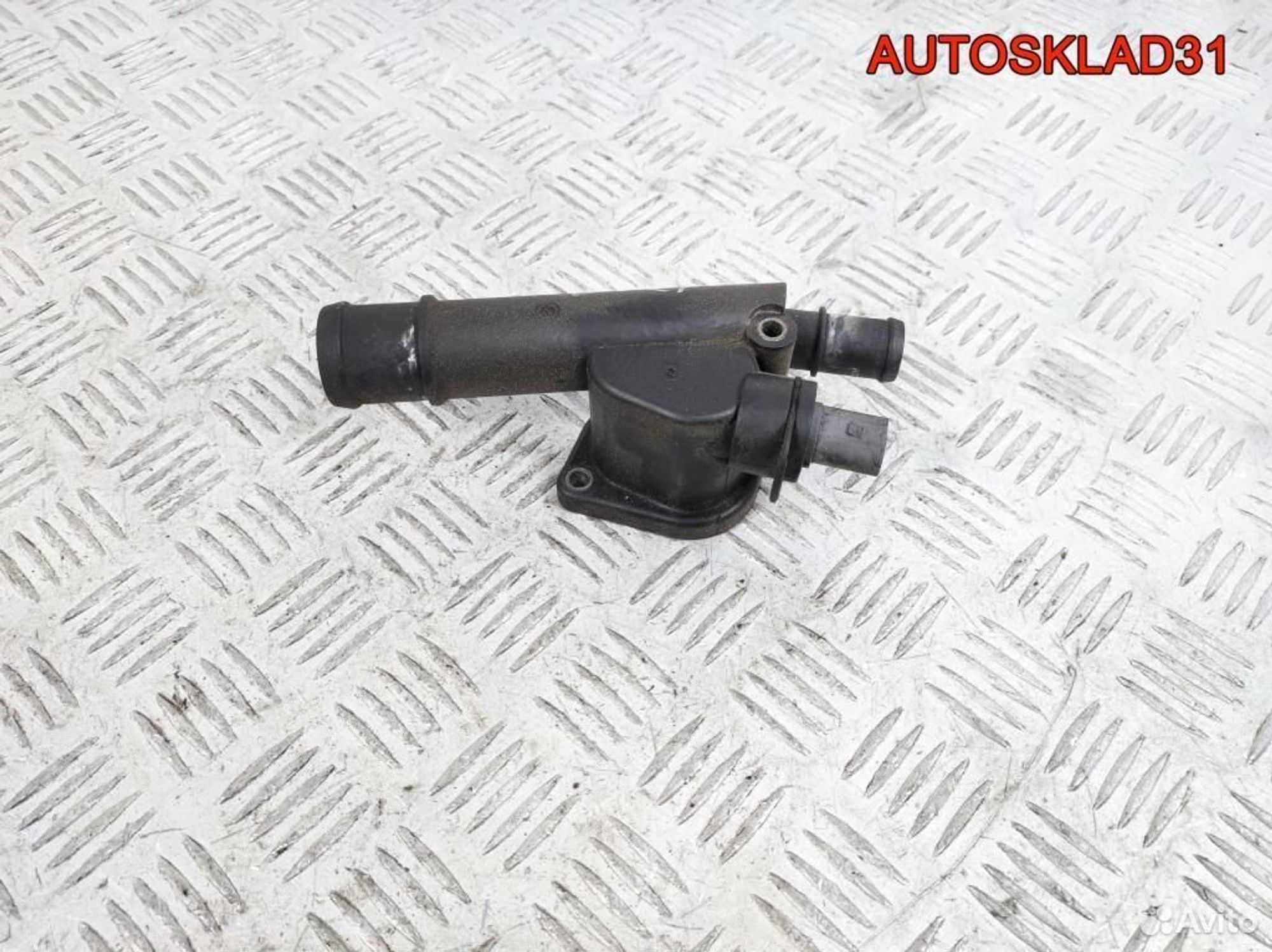 Фланец системы охлаждения VW Passat B6 038121132G, 600 рублей, Дубовое