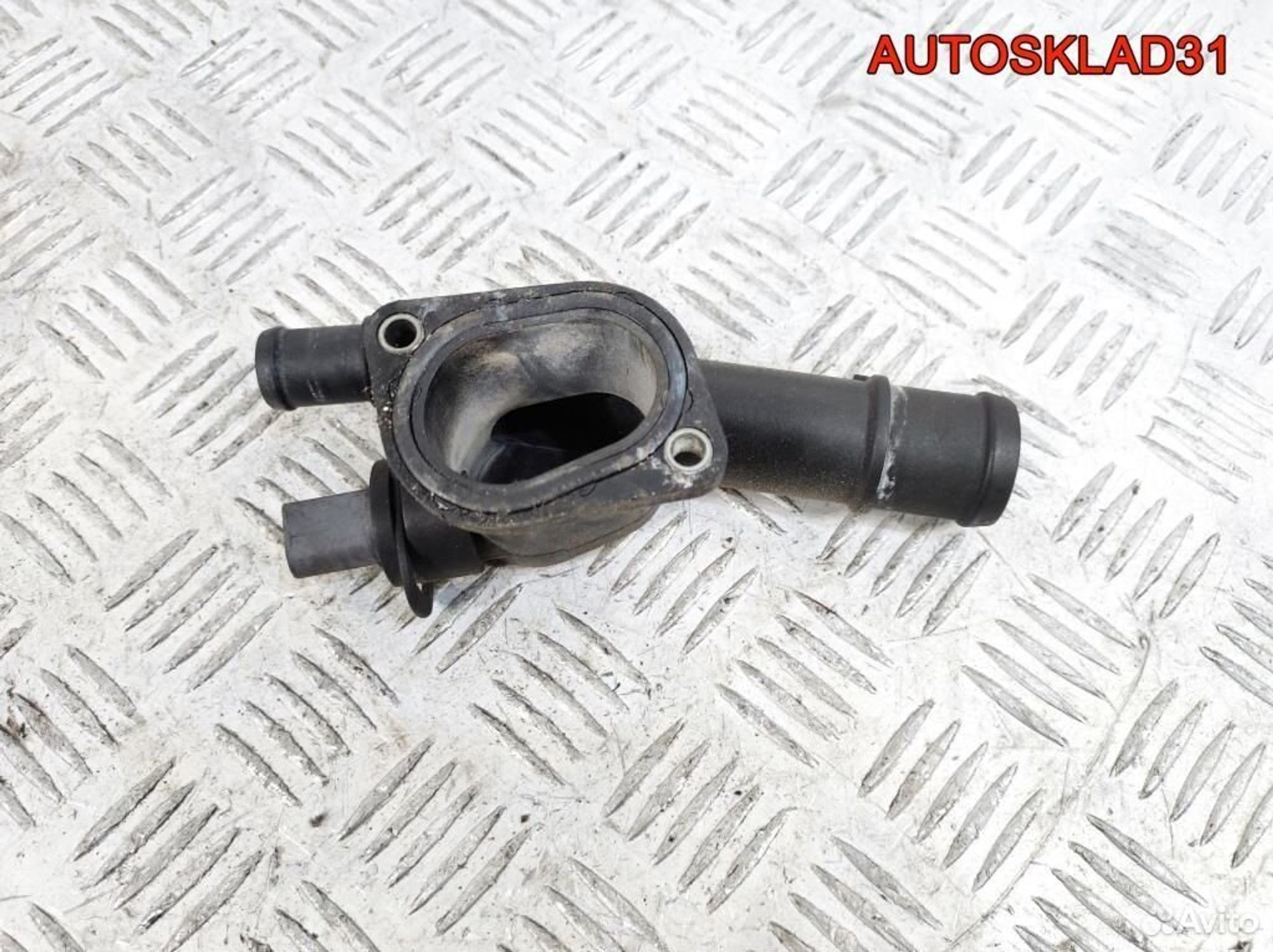 Фланец системы охлаждения VW Passat B6 038121132G, 600 рублей, Дубовое