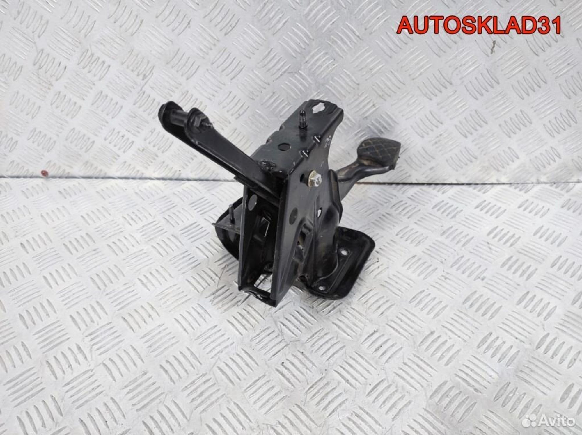 Педаль сцеплени с кронштейном VW Golf 4 1J1721101C, 1100 рублей, Дубовое