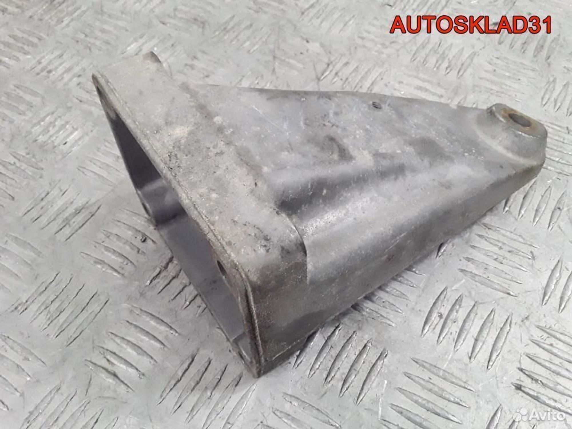 Кронштейн двигателя правый Mercedes W211 2.2 646, 600 рублей, Дубовое