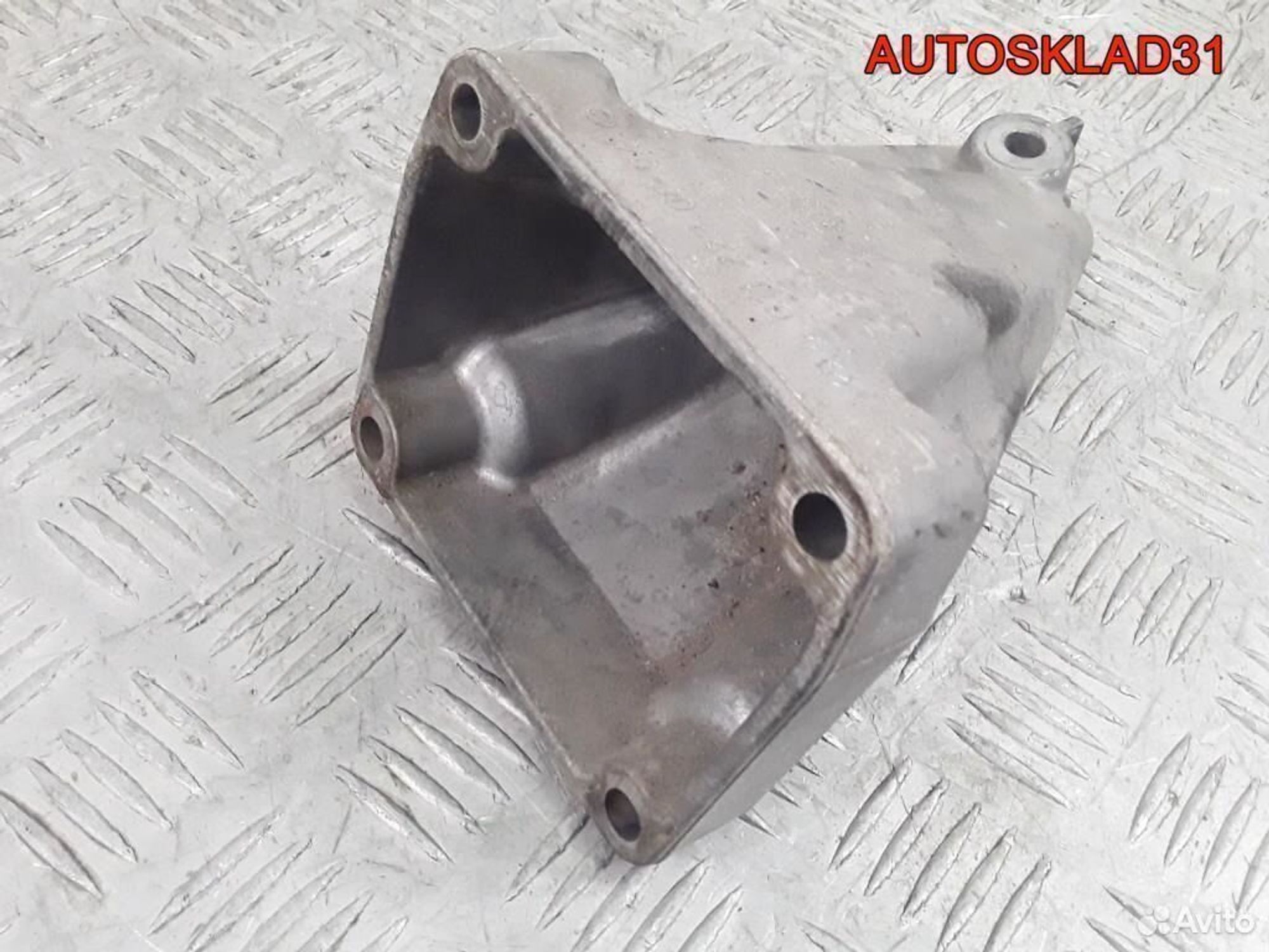 Кронштейн двигателя правый Mercedes W211 2.2 646, 600 рублей, Дубовое