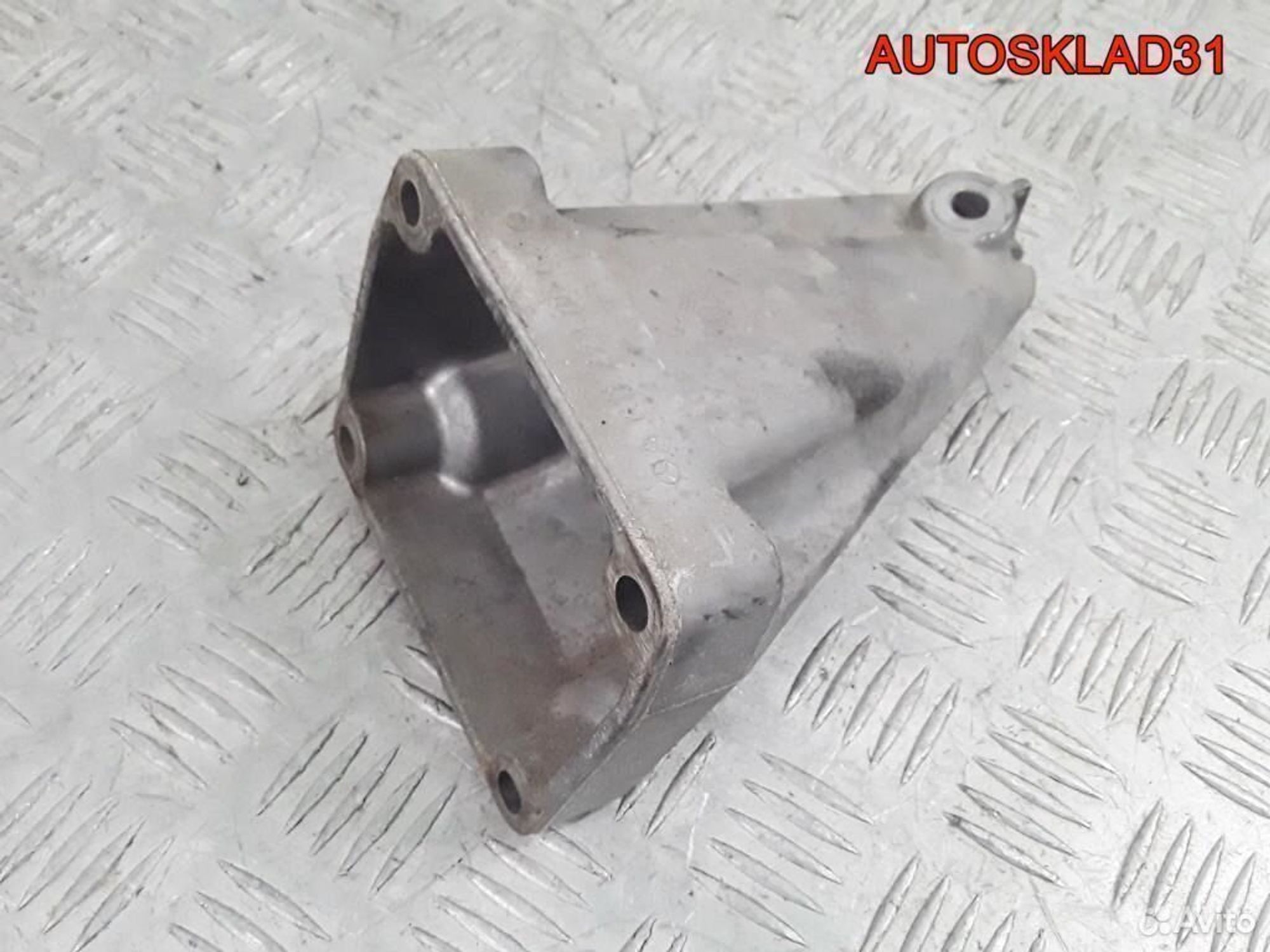 Кронштейн двигателя правый Mercedes W211 2.2 646, 600 рублей, Дубовое