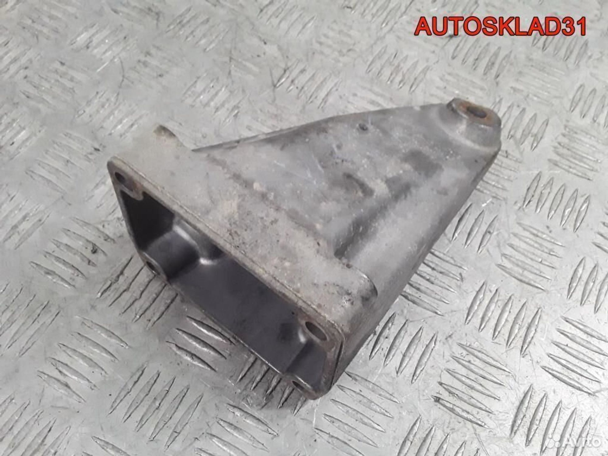 Кронштейн двигателя правый Mercedes W211 2.2 646, 600 рублей, Дубовое