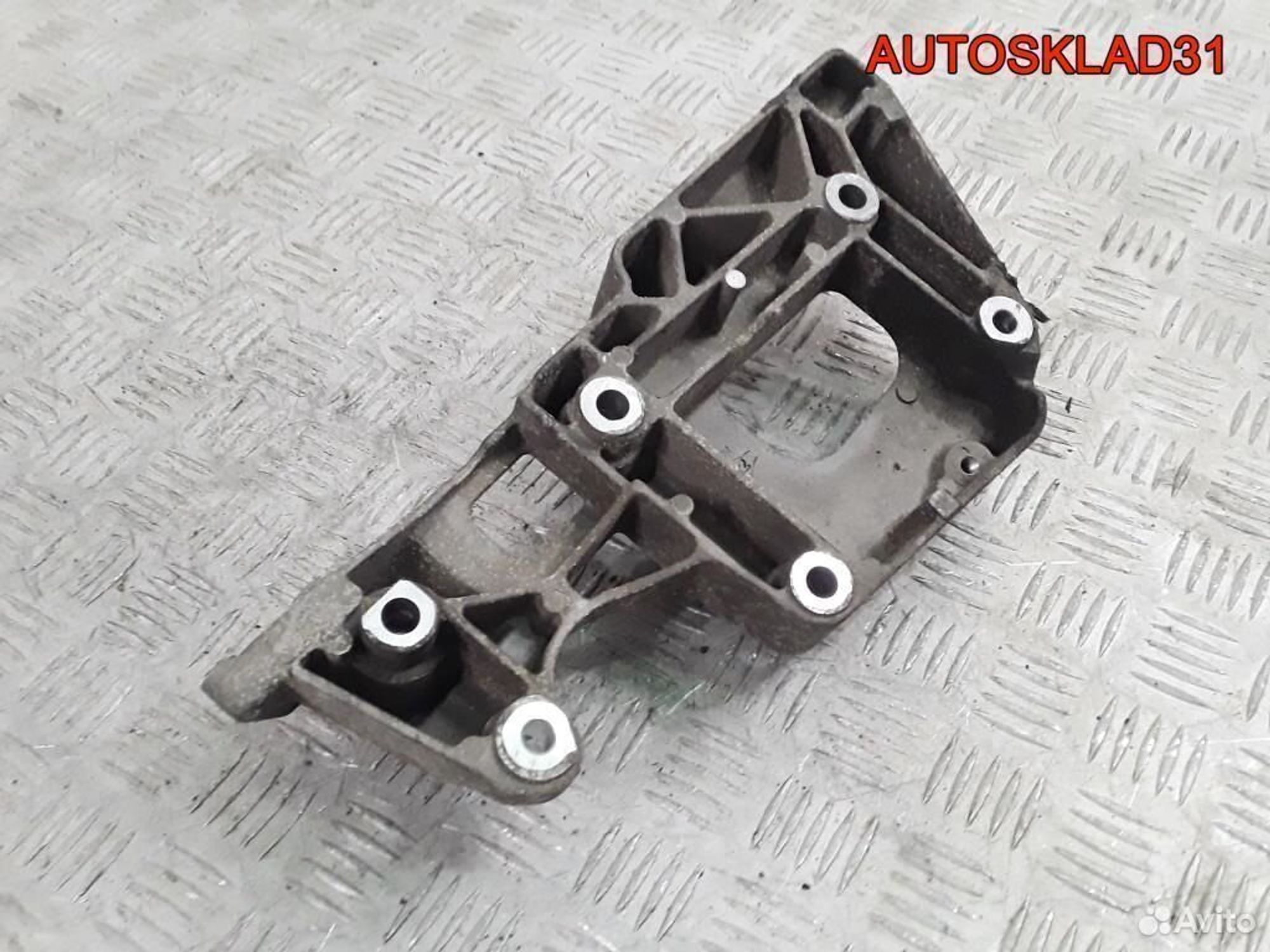 Кронштейн генератора VW Passat B6 BLR 06F903143F, 1700 рублей, Дубовое