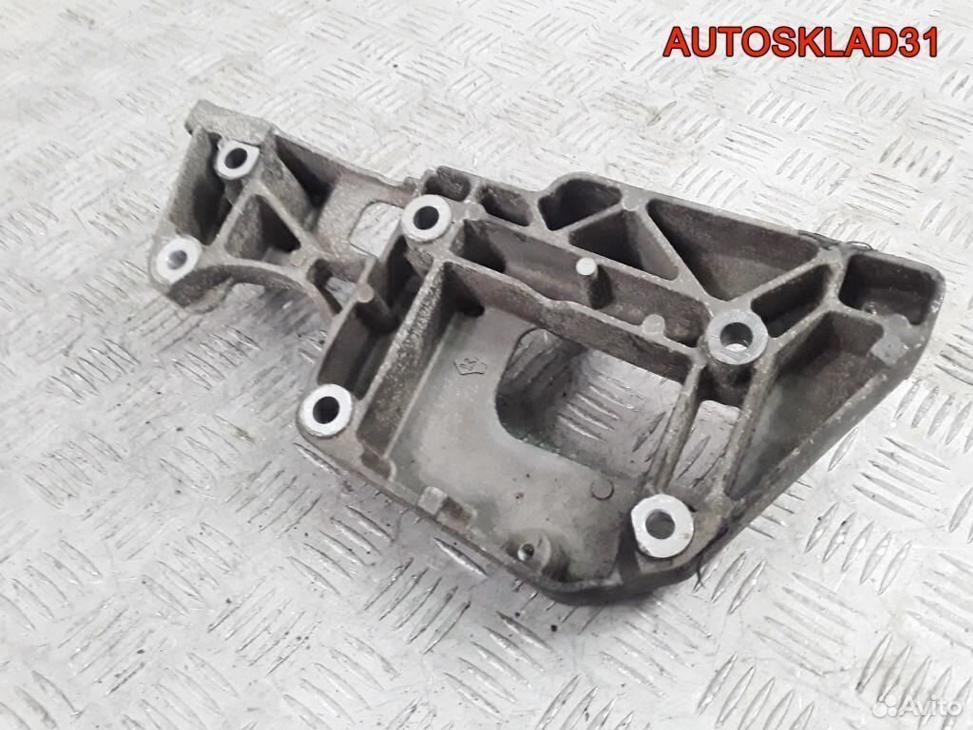 Кронштейн генератора VW Passat B6 BLR 06F903143F, 1700 рублей, Дубовое